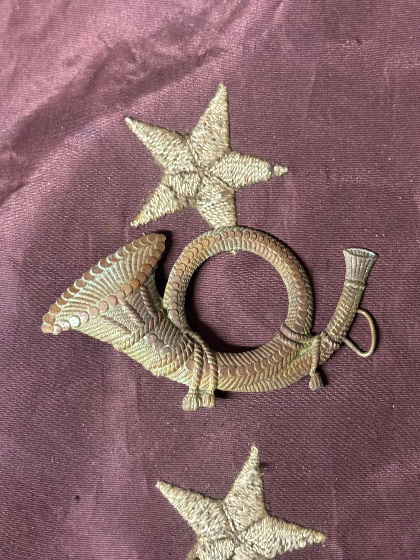 RARE CIVIL WAR INFANTRY HORN FALSE EMBROIDERED BADGE INSIGNIA: RARE CIVIL WAR INFANTRY HORN FALSE EMBROIDERED BADGE INSIGNIA. A RARE FIND. IT IS IN MINT OVERALL SHAPE AND CONDITION WITH A BEAUTIFUL OVERALL PATINA. PLEASE VIEW ALL DETAILED PICTURES. A RARE EXAMPLE