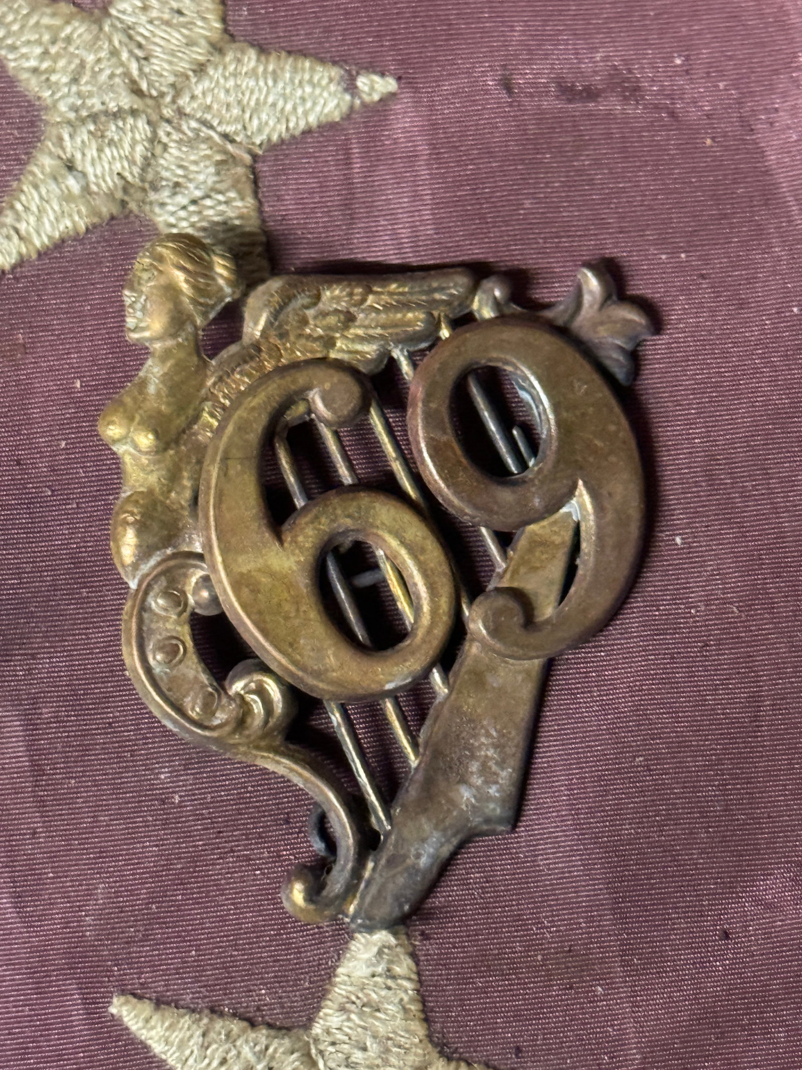 CIVIL WAR 69TH UNION IRISH BRIGADE HARP BADGE INSIGNIA: CIVIL WAR 69TH UNION IRISH BRIGADE HARP BADGE INSIGNIA. A RARE FIND. SHOWS GOOD WEAR AND USE WITH A BEAUTIFUL OVERALL PATINA. PLEASE VIEW ALL DETAILED PICTURES. A VERY RARE EXAMPLE.