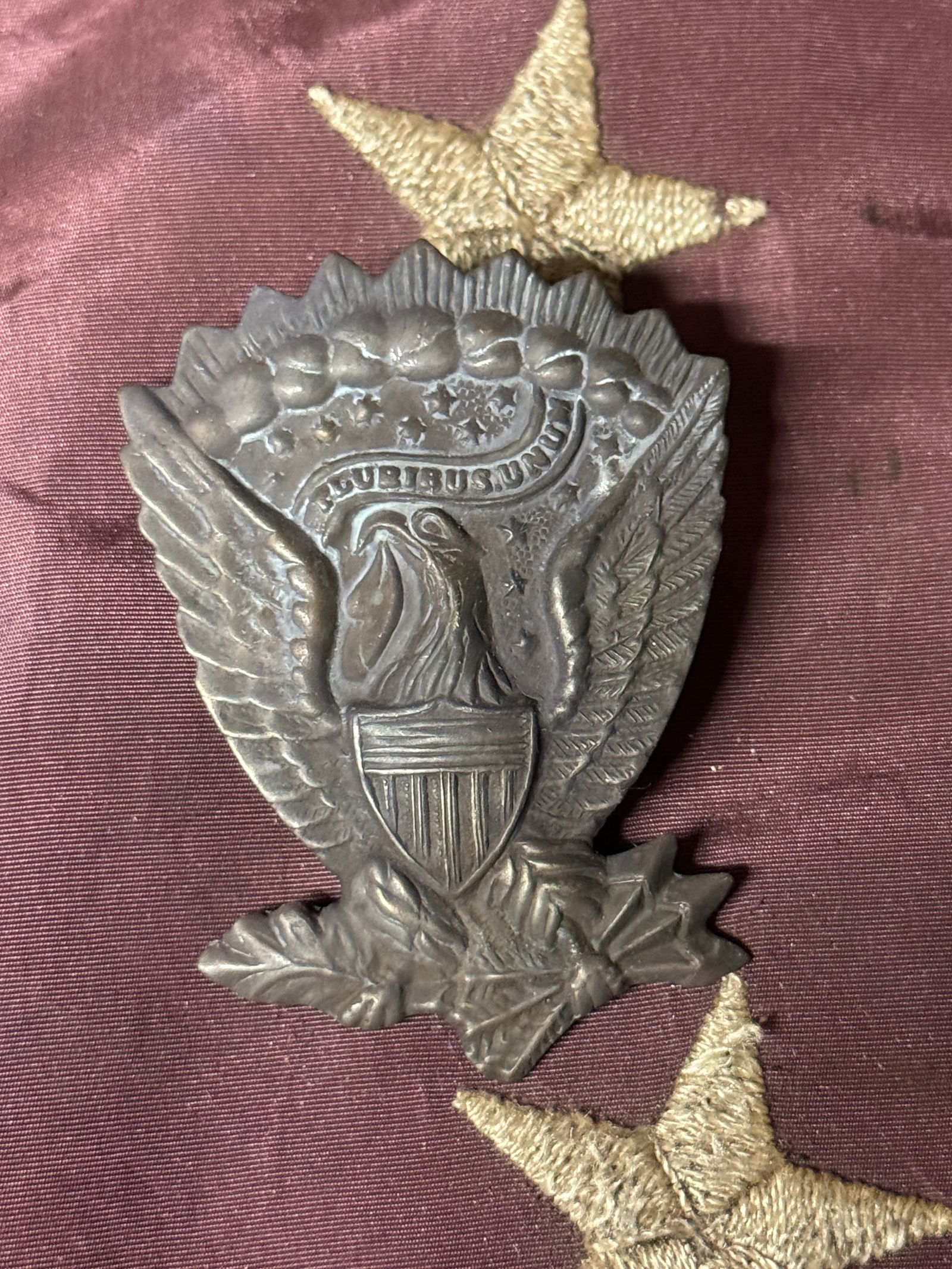 RARE CIVIL WAR JEFF DAVIS HARDEE HAT SIDE EAGLE BADGE INSIGNIA: RARE CIVIL WAR JEFF DAVIS HARDEE HAT SIDE EAGLE BADGE INSIGNIA. A SCARCE FIND. SHOWS GOOD WEAR AND USE WITH A BEAUTIFUL OVERALL PATINA. PLEASE VIEW ALL DETAILED PICTURES. A SCARCE EXAMPLE.