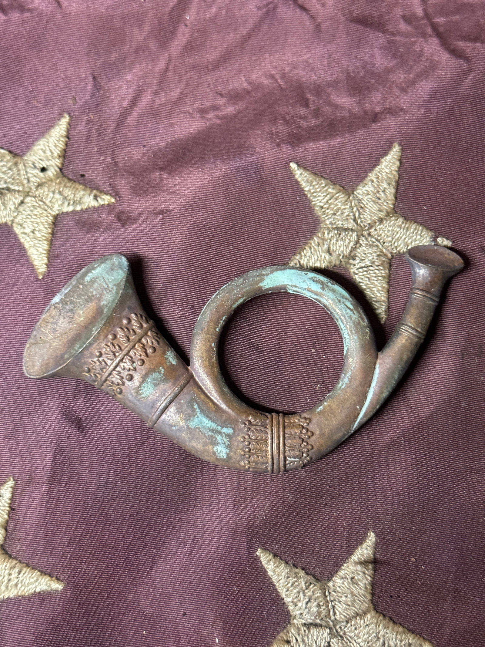 ULTRA RARE CIVIL WAR INFANTRY OFFICER HORN HEADGEAR BADGE INSIGNIA: ULTRA RARE CIVIL WAR INFANTRY OFFICER HORN HEADGEAR BADGE INSIGNIA. A VERY RARE FIND. SHOWS GOOD WEAR AND USE WITH A BEUATIFUL OVERALL PATINA. HAS A GREAT LOOK TO IT WITH AN EXCELLENT OVERALL EYE APPE