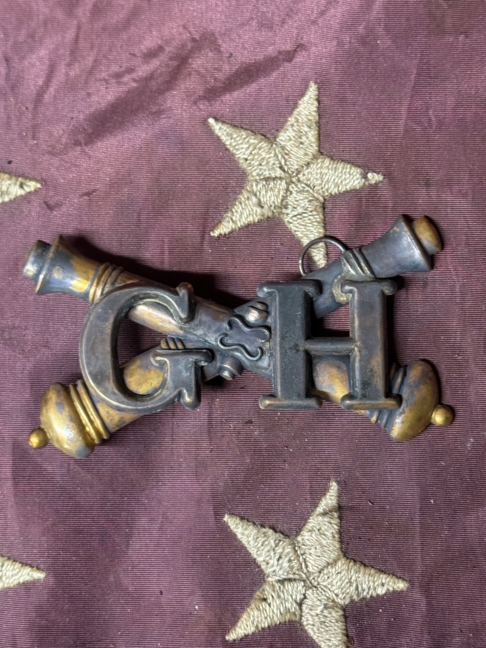 CIVIL WAR CROSSED CANNONS CAS "GEORGIA HOWITZERS" HEADGEAR BADGE INSIGNIA: CIVIL WAR CROSSED CANNONS CAS "GEORGIA HOWITZERS" HEADGEAR BADGE INSIGNIA. A VERY RARE FIND. SHOWS GOOD WEAR AND USE WITH A BEUATIFUL OVERALL PATINA. HAS A GREAT LOOK TO IT WITH AN EXCELLENT OVERALL E