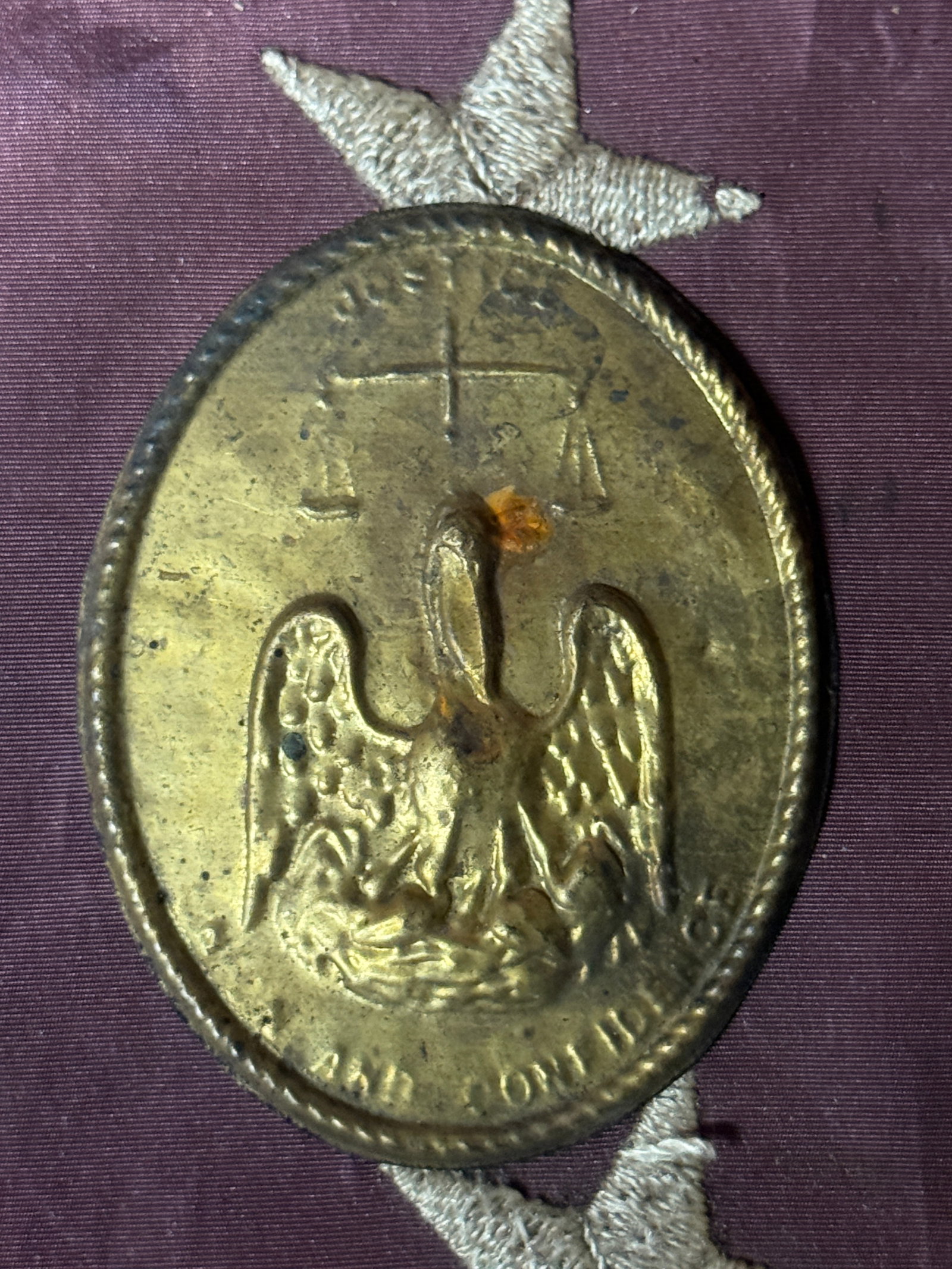 CIVIL WAR CONFEDERATE CSA LOUISIANA "PELICAN" CARTRIDGE BOX PLATE INSIGNIA: CIVIL WAR CONFEDERATE CSA LOUISIANA "PELICAN" CARTRIDGE BOX PLATE INSIGNIA. A VERY RARE FIND. SHOWS GOOD WEAR AND USE WITH A BEUATIFUL OVERALL PATINA. HAS A GREAT LOOK TO IT WITH AN EXCELLENT OVERALL 
