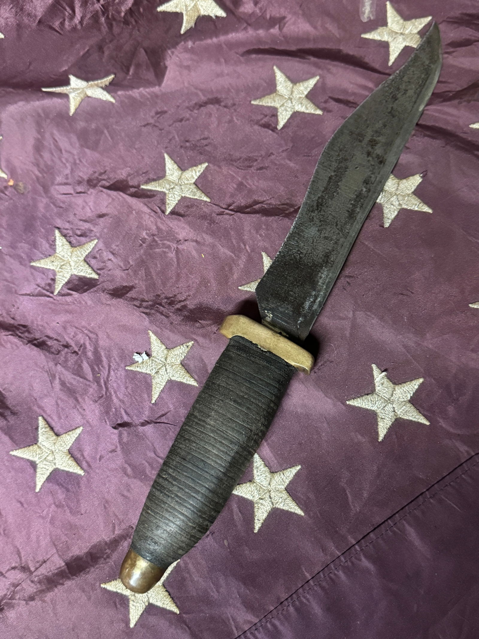 ULTRA RARE CIVIL WAR CONFEDERATE OFFICER FIGHTING KNIFE DAGGER: ULTRA RARE CIVIL WAR CONFEDERATE OFFICER FIGHTING KNIFE DAGGER. A RARE FIND. SHOWS GOOD WEAR AND USE WITH A BEAUTIFUL OVERALL PAITNA. HAS A GREAT LOOK TO IT WITH AN EXCELLENT OVERALL EYE APPEAL. PLEAS