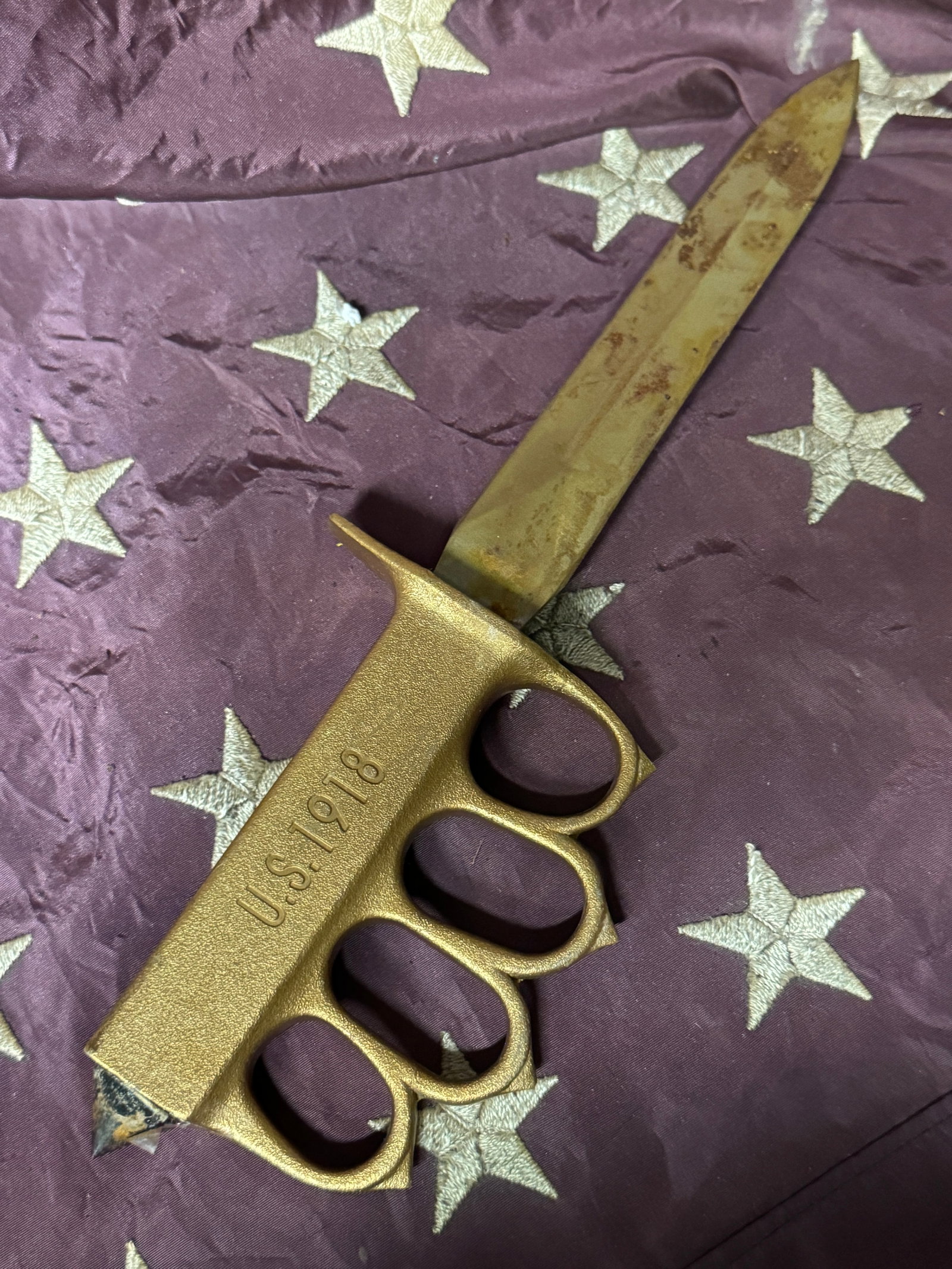 U.S. WWI Model 1918 Mark I Trench Knife Knuckle Duster: U.S. WWI Model 1918 Mark I Trench Knife Knuckle Duster. A rare find. Shows good wear and use with a beautiful overall patina. Has a great look to it with an excellent overall eye appeal. A rare find a