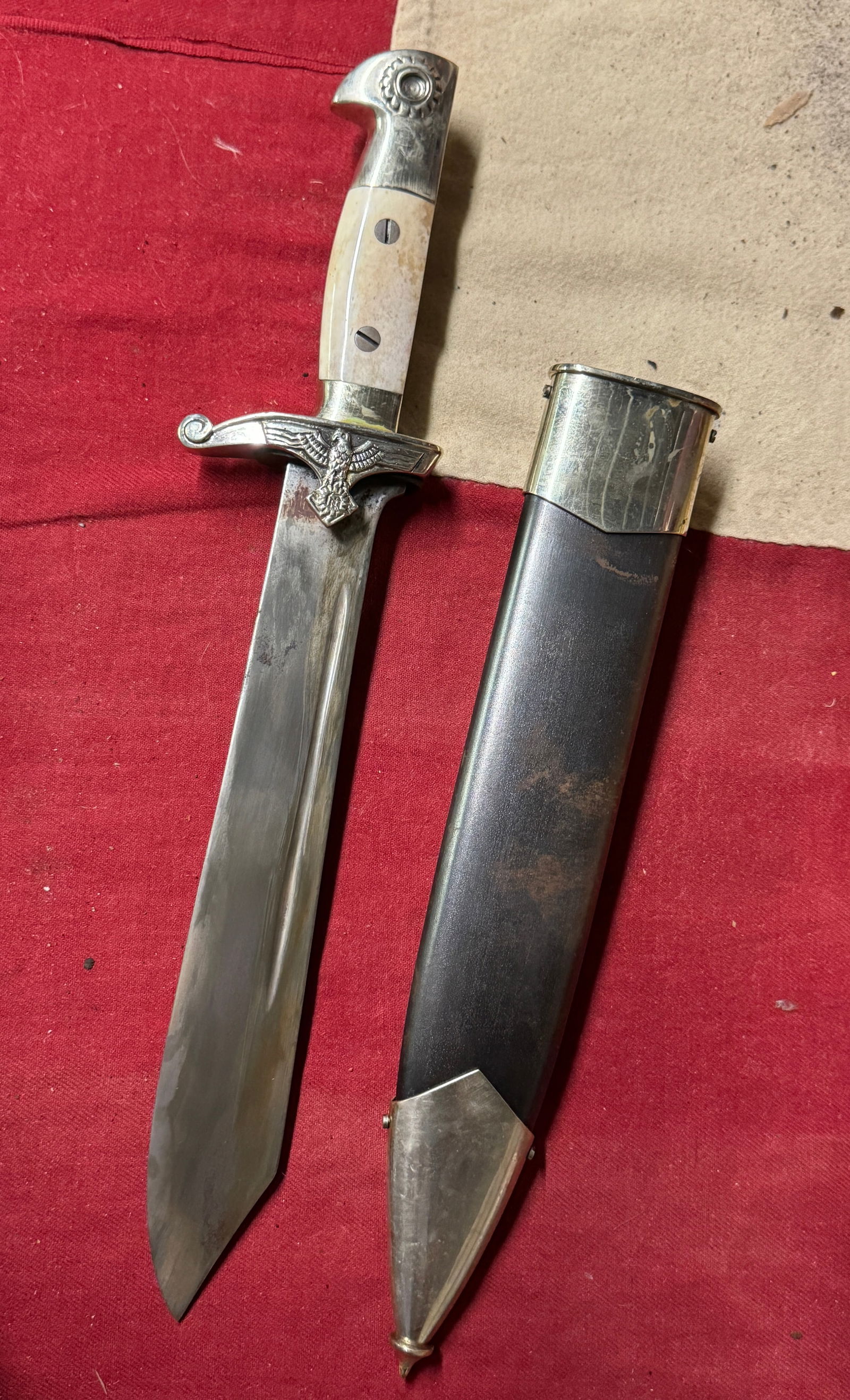 WW2 GERMAN TENO HEWER DAGGER WITH SCABBARD BY CARL EICKHORN: WW2 GERMAN TENO HEWER DAGGER WITH SCABBARD BY CARL EICKHORN. A VERY RARE FIND. SHOWS GOOD WEAR AND USE WITH A BEAUTIFUL OVERALL PATINA. COMES WITH THE ORIGINAL SCABBARD. CLOSES AND OPENS FREELY. PLEAS