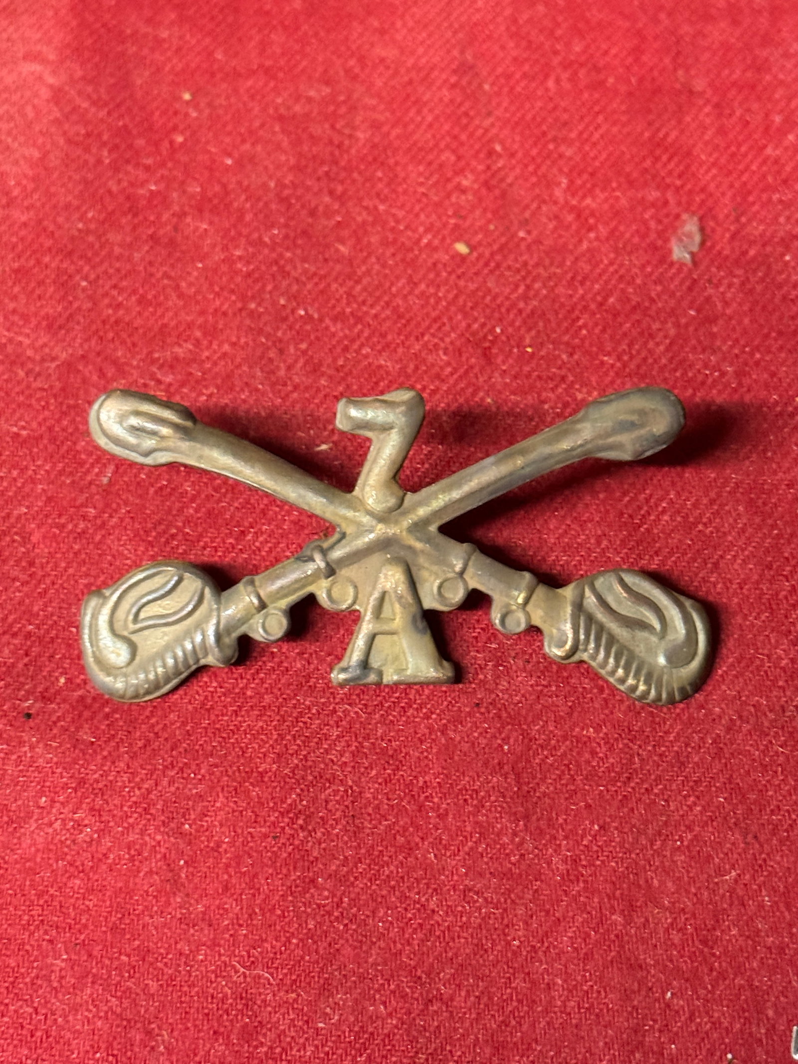 INDIAN WARS CUSTERS 7TH CAVALRY HEADGEAR BADGE INSIGNIA: INDIAN WARS CUSTERS 7TH CAVALRY HEADGEAR BADGE INSIGNIA. A RARE FIND. SHOWS GOOD WEAR AND USE WITH A BEAUTIFUL OVERALL PAITNA. HAS A GREAT LOOK TO IT WITH AN EXCELLENT OVERALL EYE APPEAL. PLEASE VIEW 