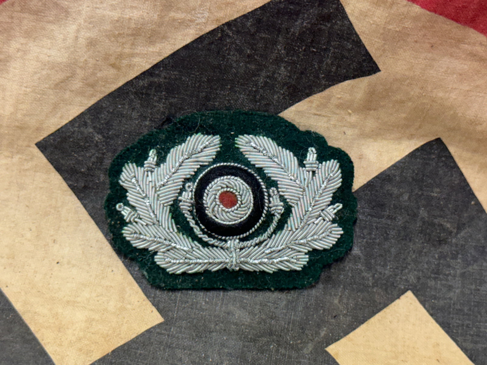 WW2 GERMAN VISOR CAP METAL WIRE BADGE INSIGNIA PATCH ARMY PANZER WREATH COCKADE: WW2 GERMAN VISOR CAP METAL WIRE BADGE INSIGNIA PATCH ARMY PANZER WREATH COCKADE. A SCARCE EXAMPLE. SHOWS GOOD WEAR AND USE WITH A BEAUTIFUL OVERALL PATINA. PLEASE VIEW ALL DETAILED PICTURES. A RARE IT