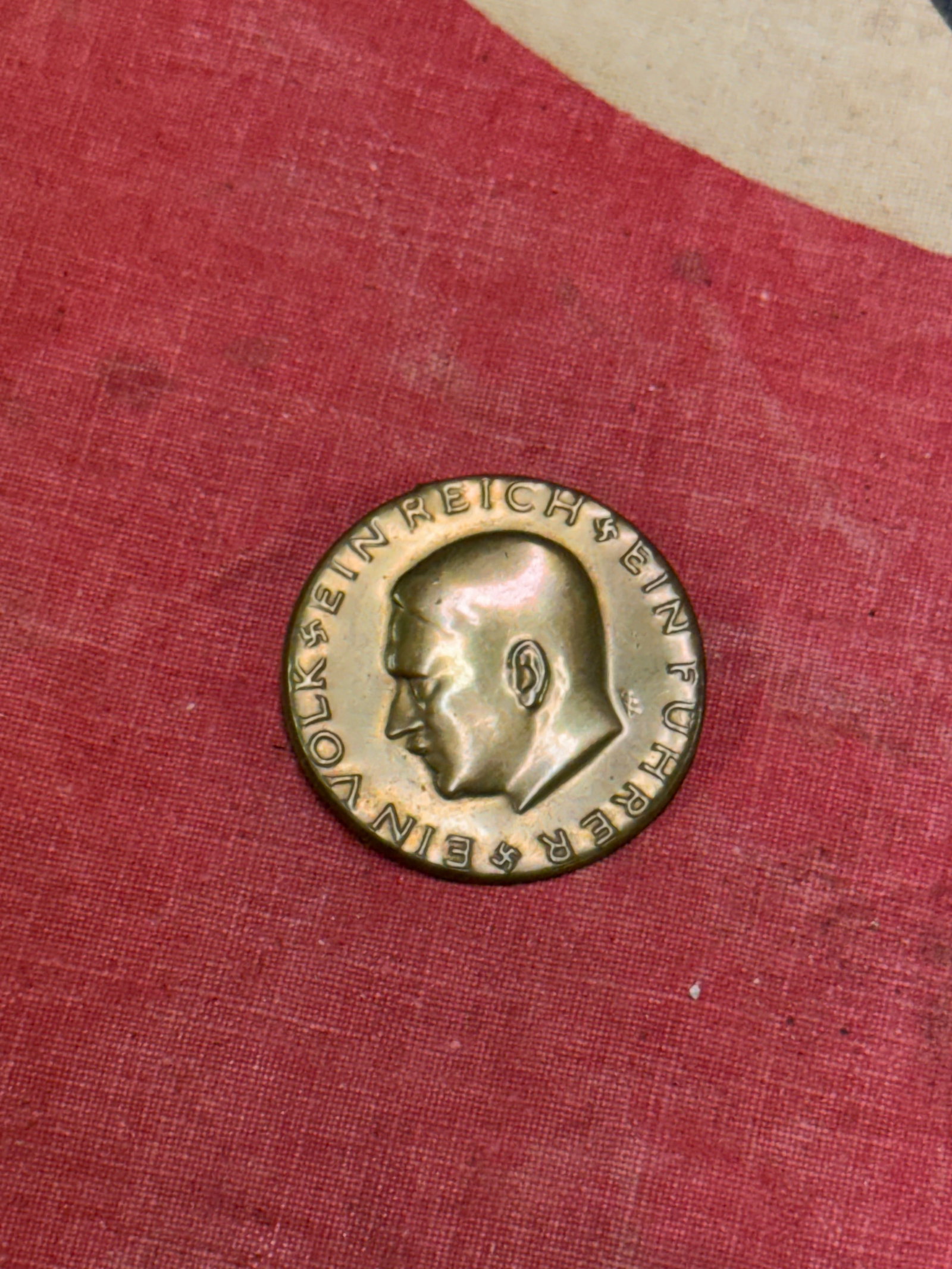 WW2 GERMAN ADOLF HITLER EIN VOLK EIN REICH EIN FUHRER BADGE: WW2 GERMAN ADOLF HITLER EIN VOLK EIN REICH EIN FUHRER BADGE. A SCARCE EXAMPLE. SHOWS GOOD WEAR AND USE WITH A BEAUTIFUL OVERALL PATINA. PLEASE VIEW ALL DETAILED PICTURES.