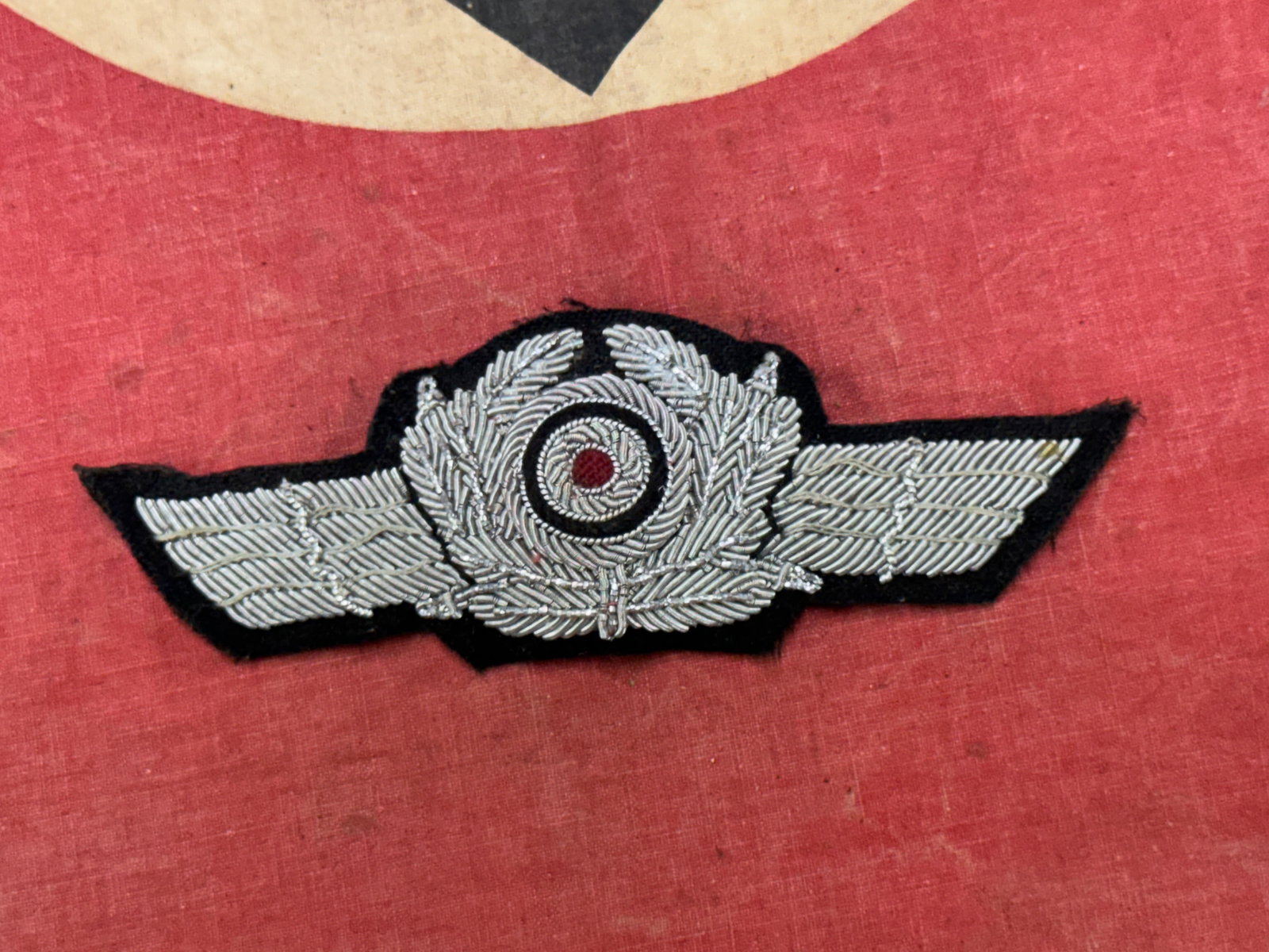 WW2 GERMAN HAND EMBROIDERED LUFTWAFFE COCKADE IN CLOTH: WW2 GERMAN HAND EMBROIDERED LUFTWAFFE COCKADE IN CLOTH. A SCARCE FIND. SHOWS GOOD WEAR AND USE WITH A BEAUTIFUL OVERALL PATINA. PLEASE VIEW ALL DETIALED PICTURES. A SCARCE EXAMPLE.