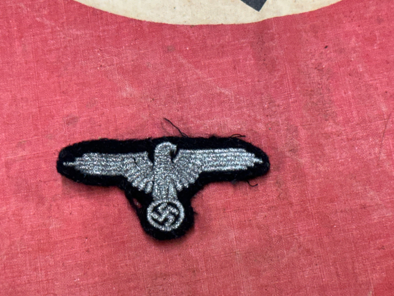 WW2 GERMAN WAFFEN SS NCO EAGLE SLEEVE PATCH CLOTH INSIGNIA TUNIC: WW2 GERMAN WAFFEN SS NCO EAGLE SLEEVE PATCH CLOTH INSIGNIA TUNIC. A RARE FIND. SHOWS GOOD WEAR AND USE WITH A BEAUTIFUL OVERALL PATINA. PLEASE VIEW ALL DETAILED PICTURES.