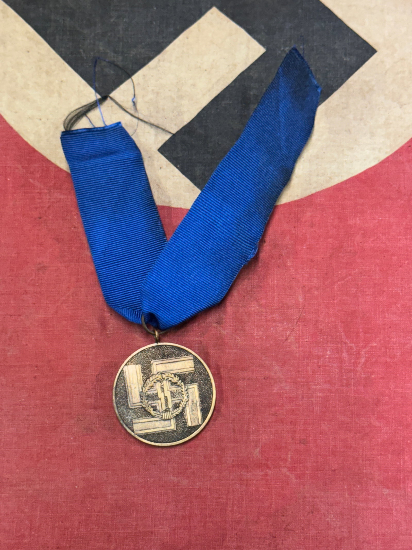 WW2 GERMAN WAFFEN SS LONG SERVICE AWARD 8 YR LOYAL SERVICE: WW2 GERMAN WAFFEN SS LONG SERVICE AWARD 8 YR LOYAL SERVICE. COMES WITH THE ORIGINAL RIBBON. . A RARE FIND. SHOWS GOOD WEAR AND USE WITH A BEAUTIFUL OVERALL PATINA. PLEASE VIEW ALL DETAILED PICTURES.