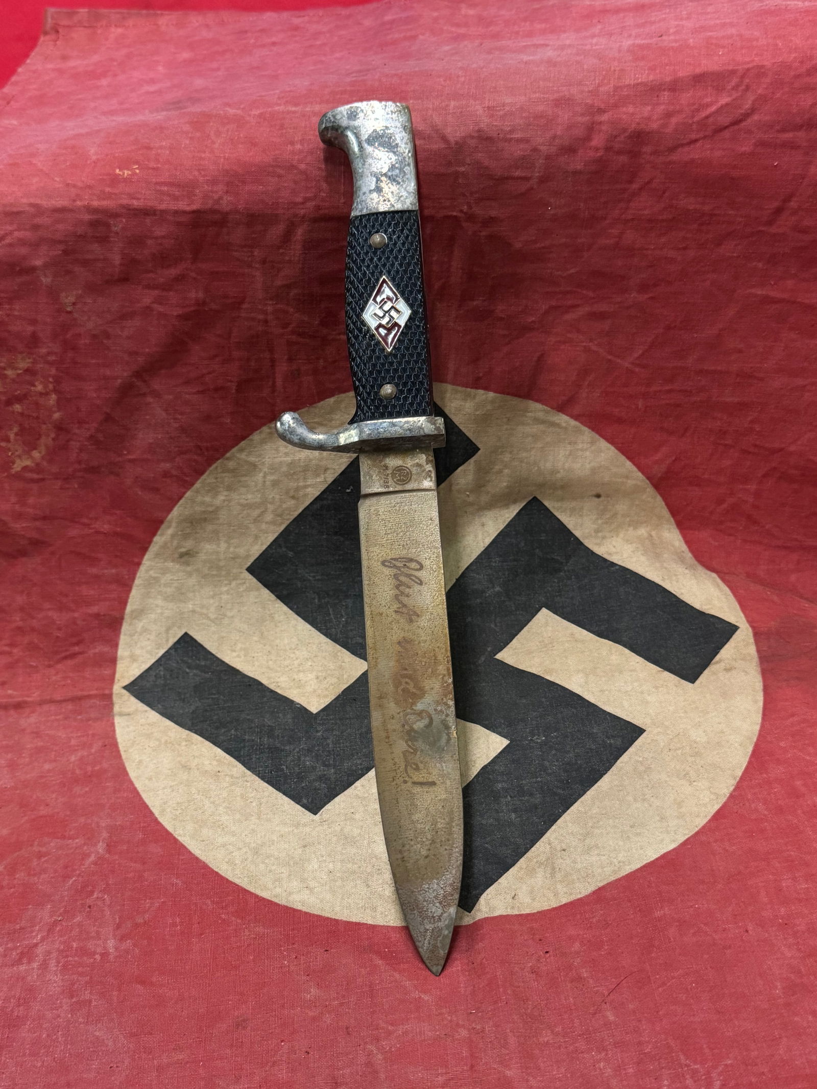 WW2 GERMAN HITLER YOUTH DAGGER WITH ETCHED BLADE "BLUNT UND EHRE": WW2 GERMAN HITLER YOUTH DAGGER WITH ETCHED BLADE "BLUNT UND EHRE". A VERY SCARCE EXAMPLE. SHOWS GOOD WEAR AND USE WITH A BEAUTIFUL OVERALL PATINA. MAKER MARKED RZM M7/38. HEAVILY USED AND WORN - VIEW