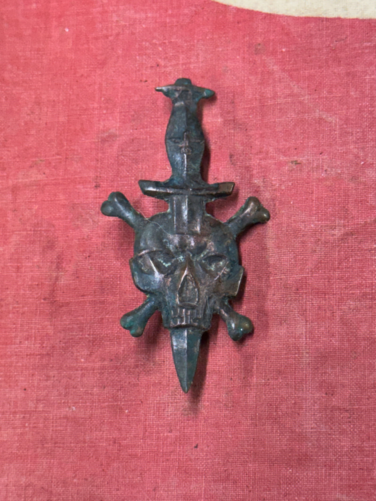 WW2 German Wehrmacht Assault Skull and dagger badge: WW2 German Wehrmacht Assault Skull and dagger badge. A scarce example. Shows good wear and use with a beautiful overall patina. Please view all detailed pictures.