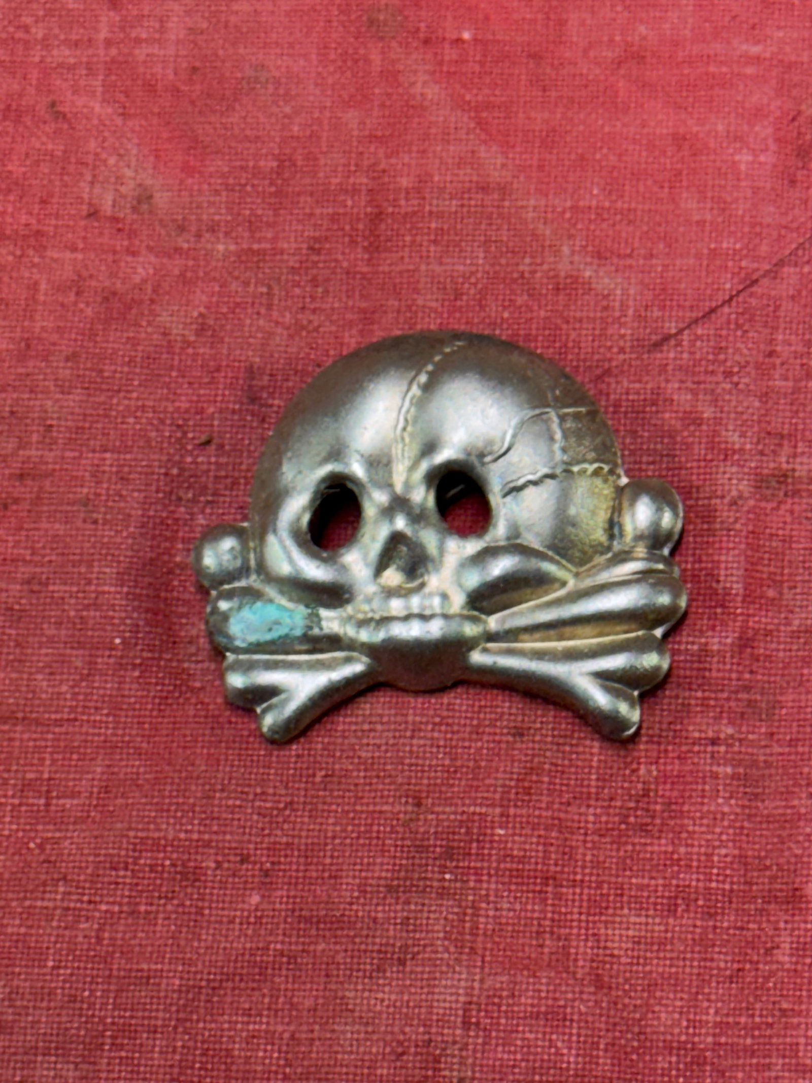 WW2 German SS Visor Cap Skull, Early Jawless First Pattern: WW2 German SS Visor Cap Skull, Early Jawless First Pattern. Silver-over tombac example. A scarce example. Please view all detailed pictures.