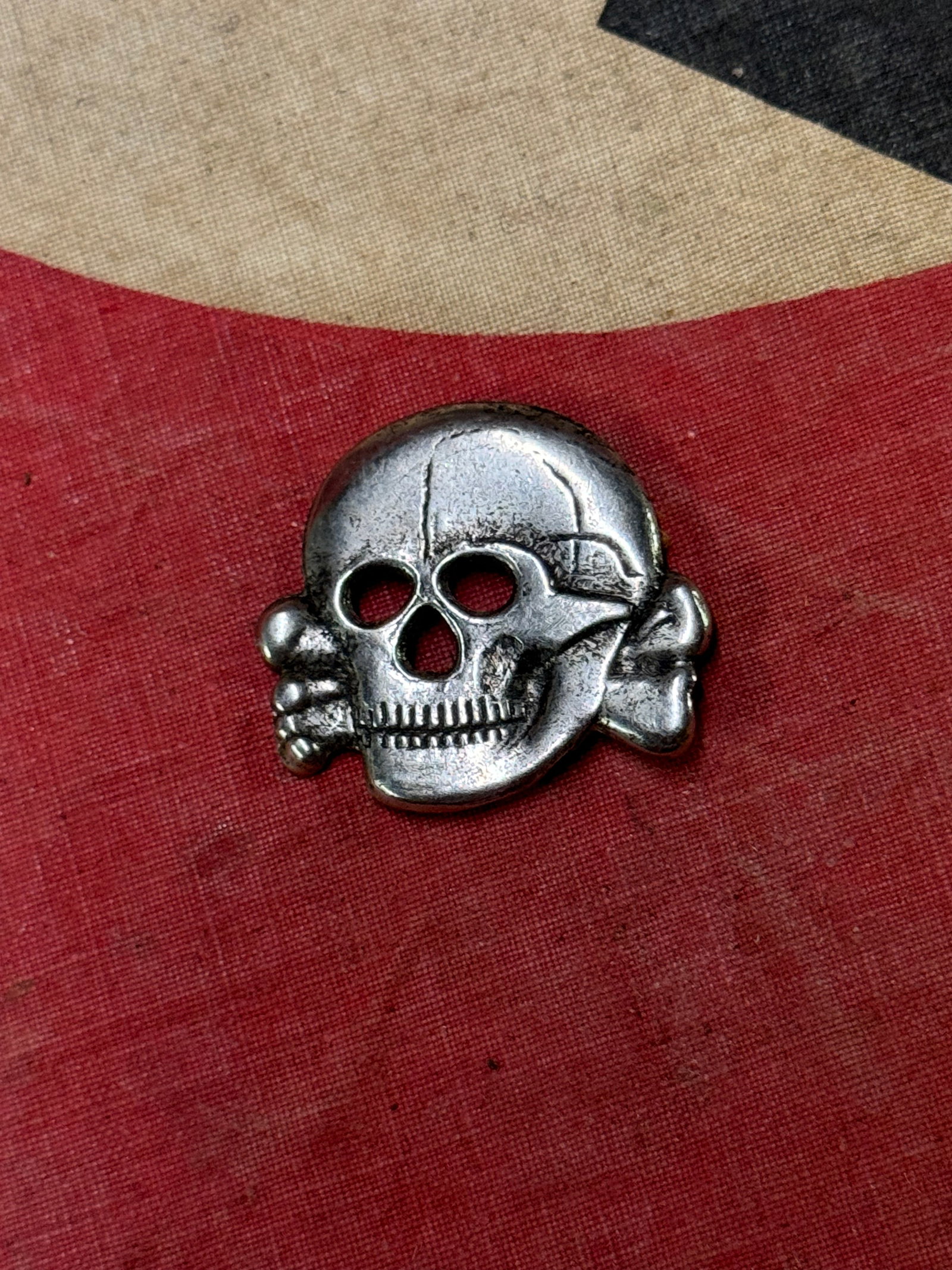 WW2 GERMAN TOTENKOPF SS CAP SKULL BADGE INSIGNIA: WW2 GERMAN TOTENKOPF SS CAP SKULL BADGE INSIGNIA. A SCARCE FIND. SHOWS GOOD WEAR AND USE WITH A BEAUTIFUL OVERALL PATINA. PLEASE VIEW ALL DETAILED PICTURES. A SCARCE EXAMPLE.