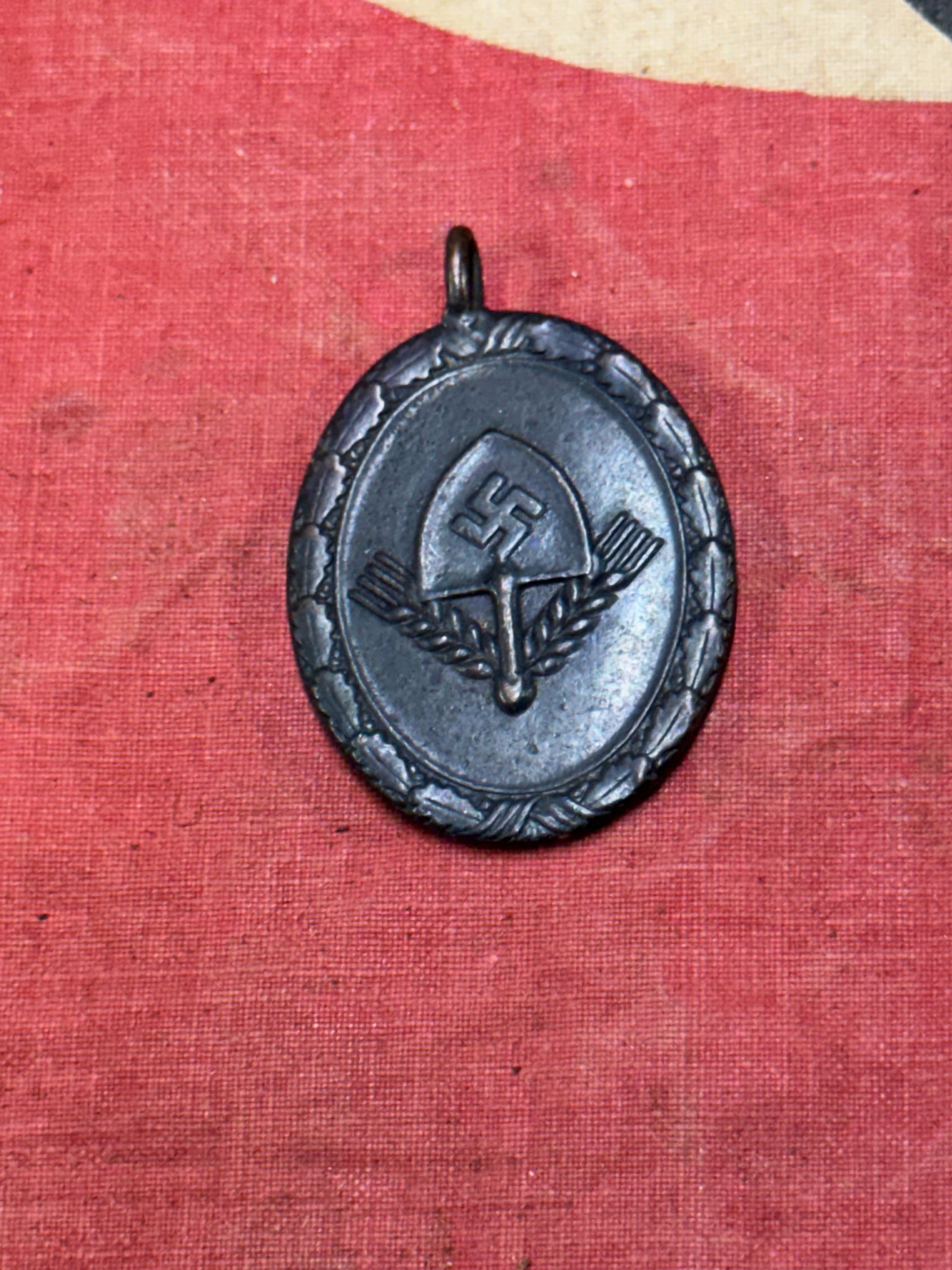 RARE WW2 GERMAN 10 YEAR RAD LONG SERVICE AWARD: RARE WW2 GERMAN 10 YEAR RAD LONG SERVICE AWARD. A VERY SCARCE EXAMPLE. SHOWS GOOD WEAR AND USE WITH A BEAUTIFUL OVERALL PATINA. PLEASE VIEW ALL DETAILED PICTURES.