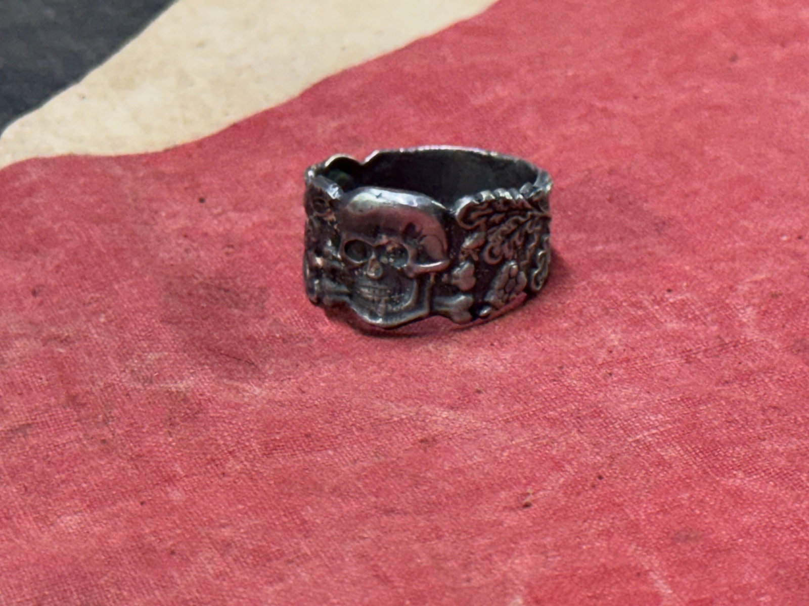 WW2 GERMAN TOTENKOPF SS ANTI PARTISAN SULL WITH OAK LEAVES SILVER RING: WW2 GERMAN TOTENKOPF SS ANTI PARTISAN SULL WITH OAK LEAVES SILVER RING. A VERY SCARCE EXAMPLE. SHOWS GOOD WEAR AND USE WITH A BEAUTIFUL OVERALL PATINA. SHOWS GOOD WEAR AND USE. PLEASE VIEW ALL DETAILE