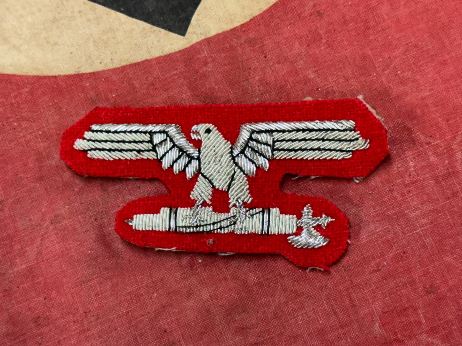 WW2 GERMAN ITALIAN SS SLEEVE EAGLE: WW2 GERMAN ITALIAN SS SLEEVE EAGLE. A near mint sleeve eagle for Italian SS EM/NCO. Red cotton embroidere on a cloth wool red base. This type of insigna is nowdays very hard to find on market.