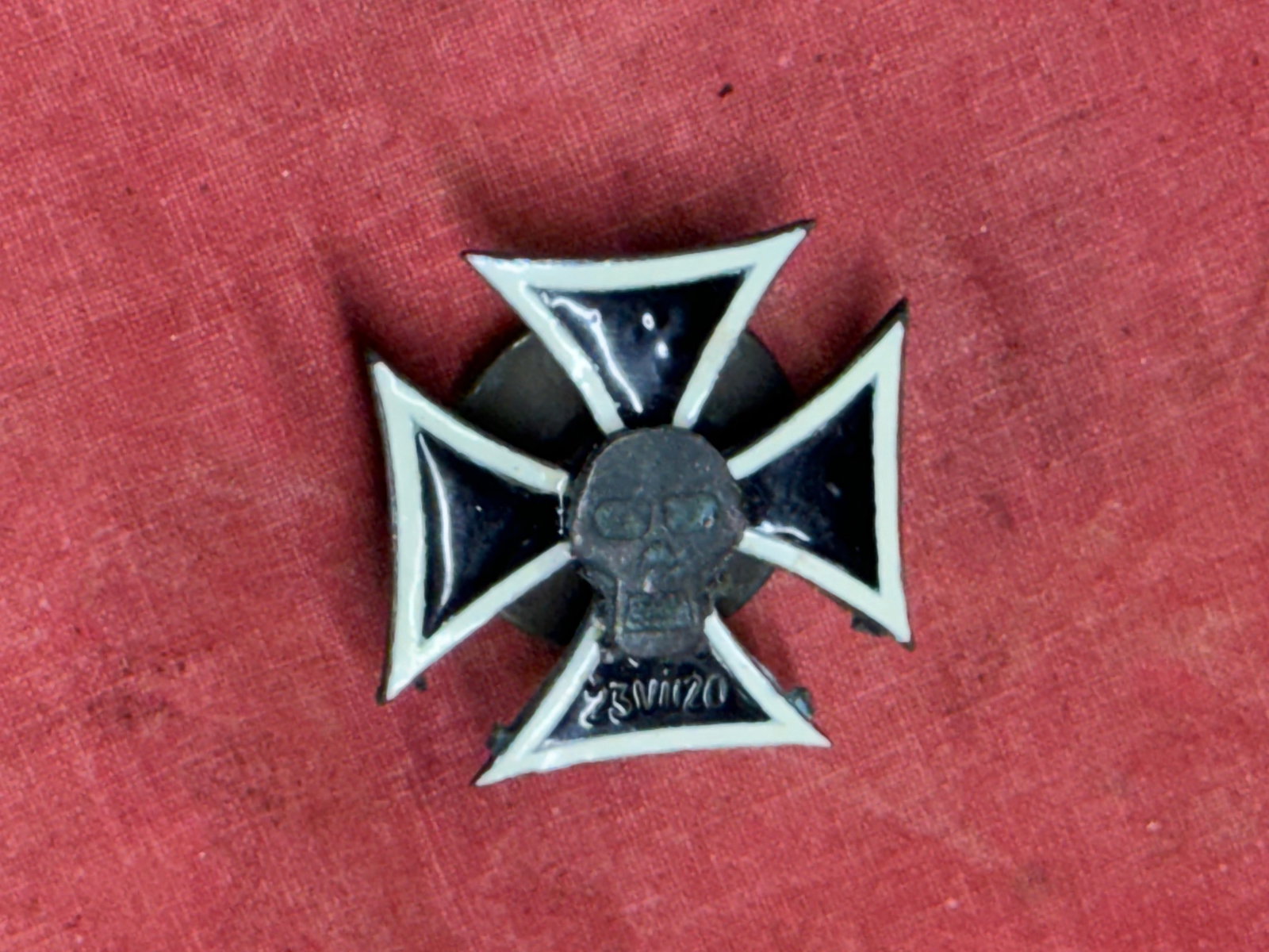 WW2 GERMAN FREIKORPS "FREE CORPS" ENAMELED BADGE - VET BRING BACK AND SCREW BACK CONSTRUCTION: WW2 GERMAN FREIKORPS "FREE CORPS" ENAMELED BADGE - VET BRING BACK AND SCREW BACK CONSTRUCTION. MAKER MARKED ON THE REVERSE OF THE BADGE. SHOWS GOOD WEAR AND USE WITH A BEAUTIFUL OVERALL PATINA. WAS BR
