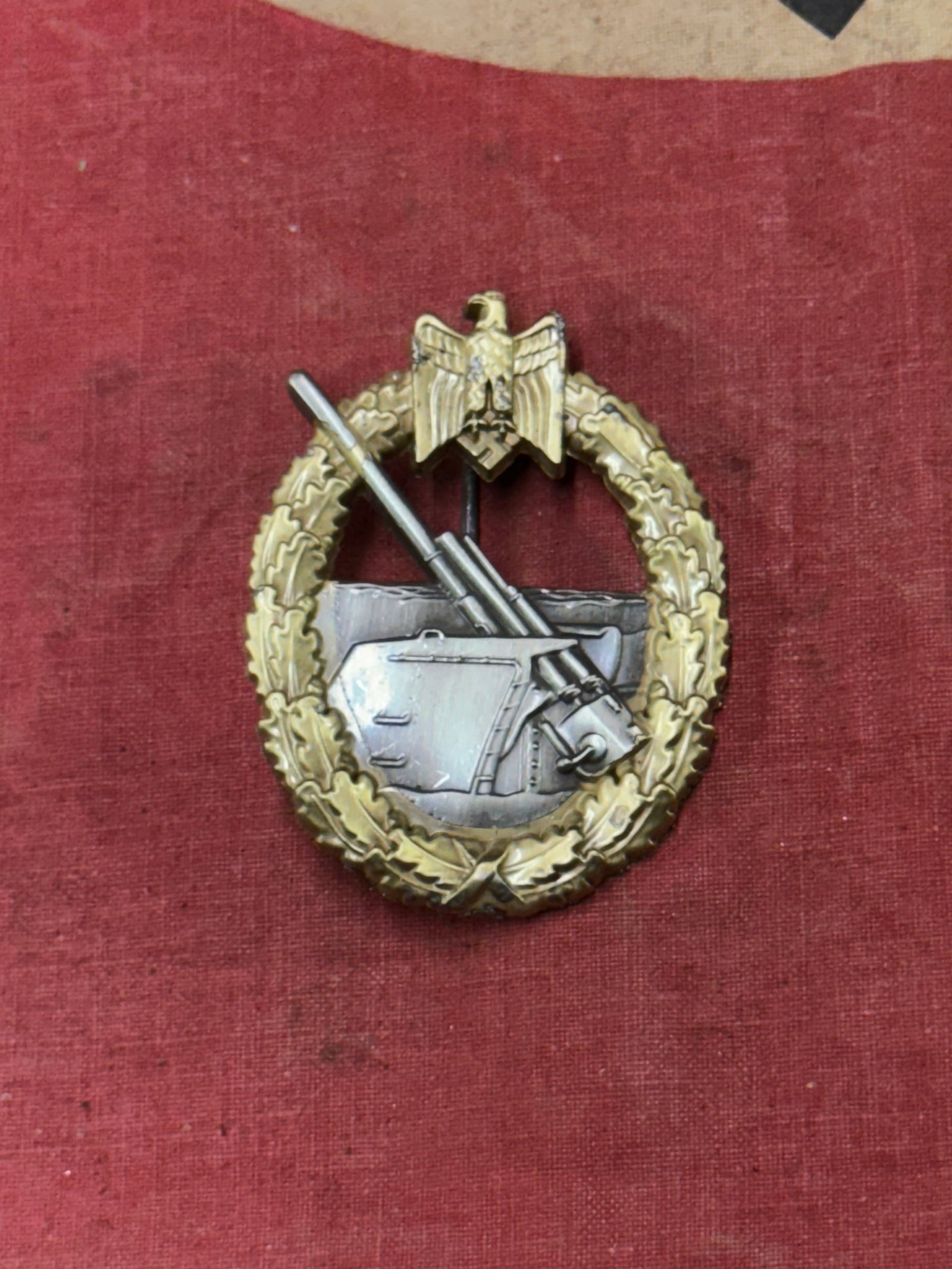 RARE WW2 GERMAN KRIEGSMARINE COASTAL ARTILLERY BADGE BY SCHWERIN BERLIN: RARE WW2 GERMAN KRIEGSMARINE COASTAL ARTILLERY BADGE BY SCHWERIN BERLIN. A VERY SCARCE EXAMPLE THAT IS IN MINT OVERALL SHAPE AND CONDITION WITH A BEAUTIFUL OVERALL PATINA. SHOWS GOOD WEAR AND USE. MAK