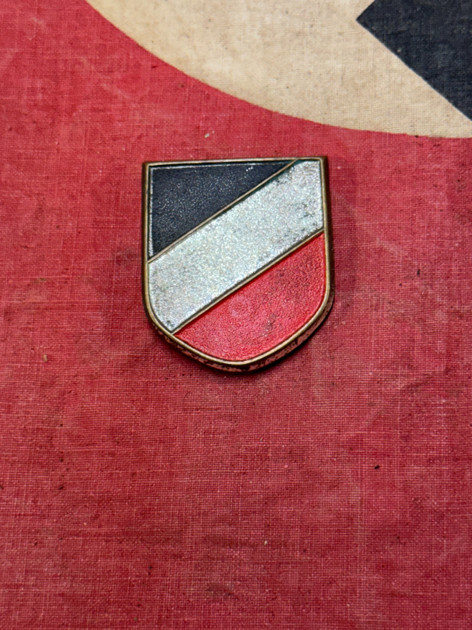 WW2 GERMAN 2ND PATTERN HEER PITH ARMY NORMANDY TRI COLOR SHIELD BADGE: WW2 GERMAN 2ND PATTERN HEER PITH ARMY NORMANDY TRI COLOR SHIELD BADGE. A SCARCE EXAMPLE. SHOWS GOOD WEAR AND USE WITH A BEAUTIFUL OVERALL PATINA. PLEASE VIEW ALL DETAILED PICTURES. A SCARCE EXAMPLE.
