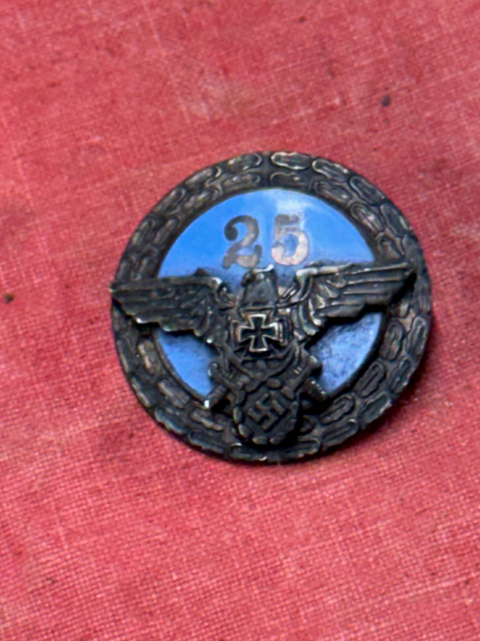 WWII German VETERANS 25 YEAR PIN BY RZM M1/129: WWII German VETERANS 25 YEAR PIN BY RZM M1/129. A SCARCE EXAMPLE THAT IS IN MINT OVERALL SHAPE AND CONDITION WITH A BEAUTIFUL OVERALL PAITNA. SHOWS GOOD WEAR AND USE. PLEASE VIEW ALL DETAILED PICTURES