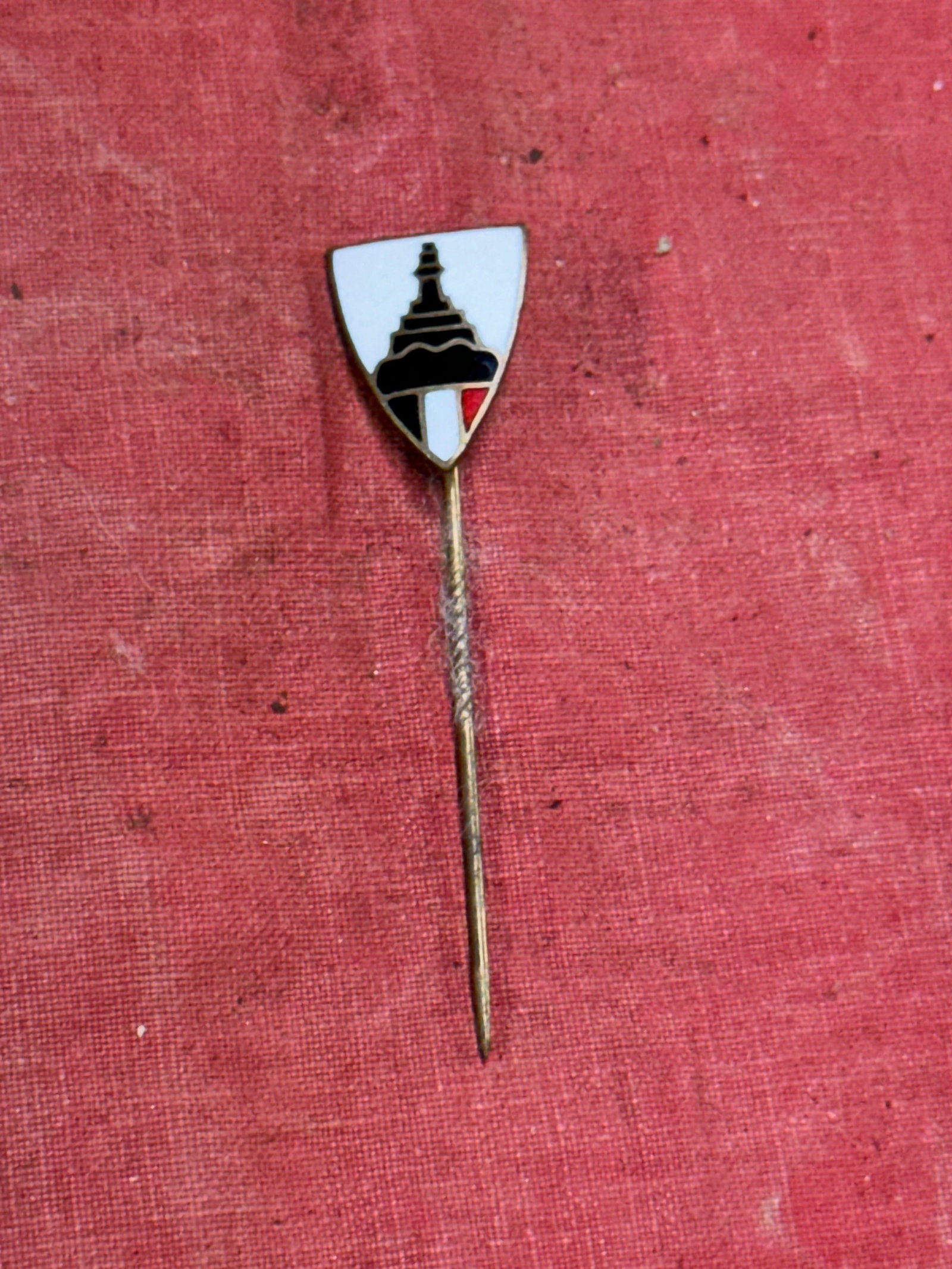 WW2 GERMAN ENAMELED DRKB MEMBERS LAPEL PIN BY GES. GESCH.: WW2 GERMAN ENAMELED DRKB MEMBERS LAPEL PIN BY GES. GESCH. A VERY SCARCE EXAMPLE. SHOWS GOOD WEAR AND USE WITH A BEAUTIFUL OVERALL PATINA. PLEASE VIEW ALL DETAILED PICTURES. A SCARCE EXAMPLE.