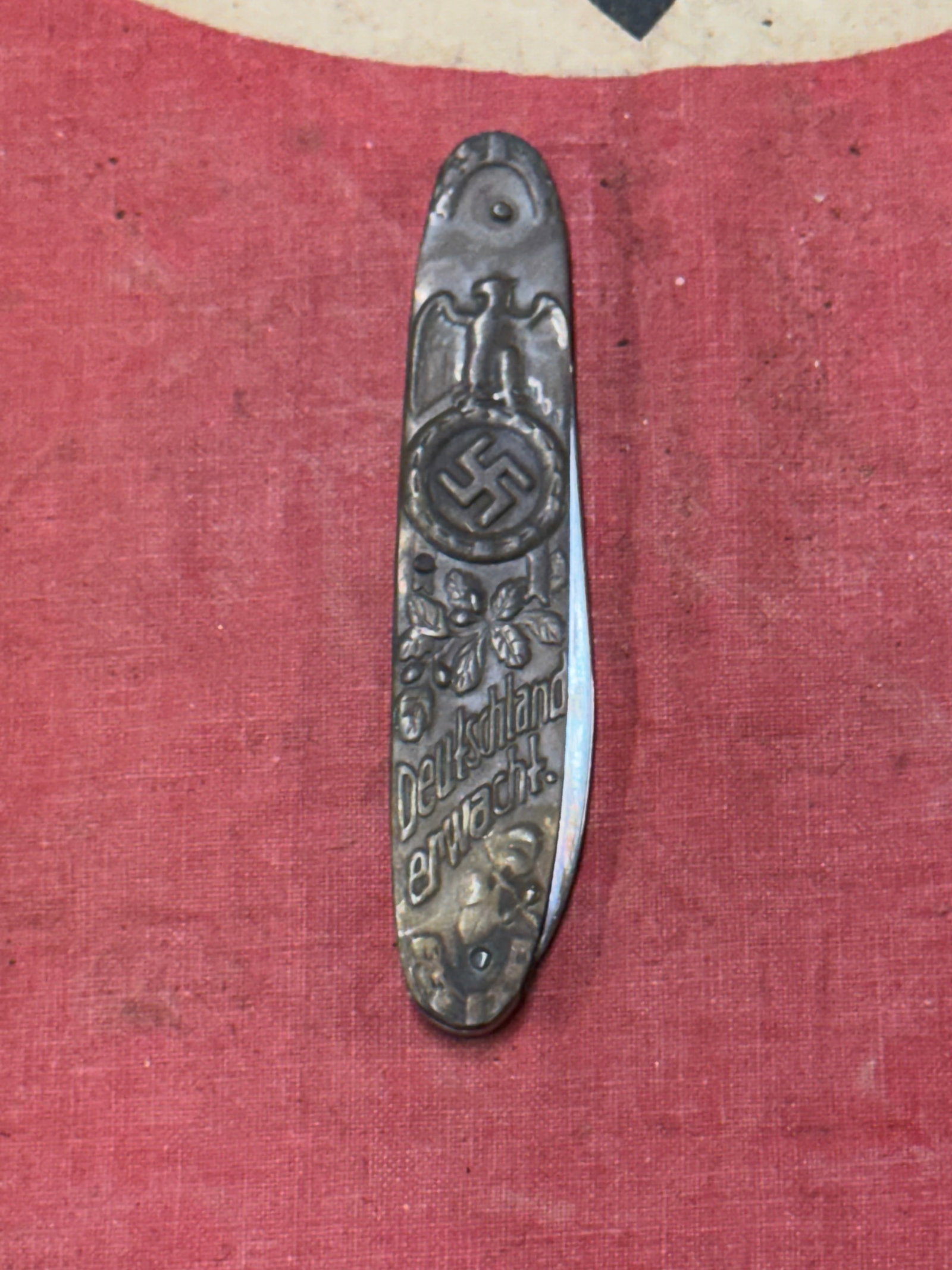 SCARCE WW2 GERMAN ADOLF HITLER POCKET KNIFE: SCARCE WW2 GERMAN ADOLF HITLER POCKET KNIFE. A VERY RARE FIND. SHOWS GOOD WEAR AND USE WITH A BEAUTIFUL OVERALL PATINA. PLEASE VIEW ALL DETAILED PICTURES. A SCARCE EXAMPLE.