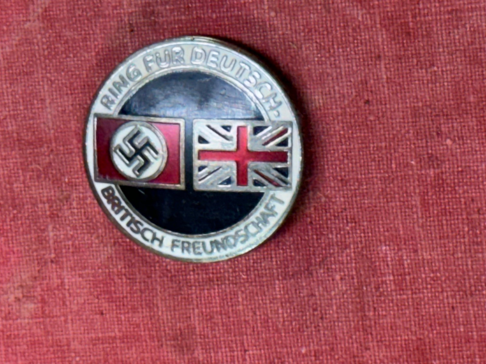 WW2 GERMAN BRITISH FRIENDSHIP ALLIANCE ENAMELED BADGE: WW2 GERMAN BRITISH FRIENDSHIP ALLIANCE ENAMELED BADGE. A RARE FIND. SHOWS GOOD WEAR AND USE WITH A BEAUTIFUL OVERALL PATINA. PLEASE VIEW ALL DETAILED PICTURES. A VERY RARE FIND.