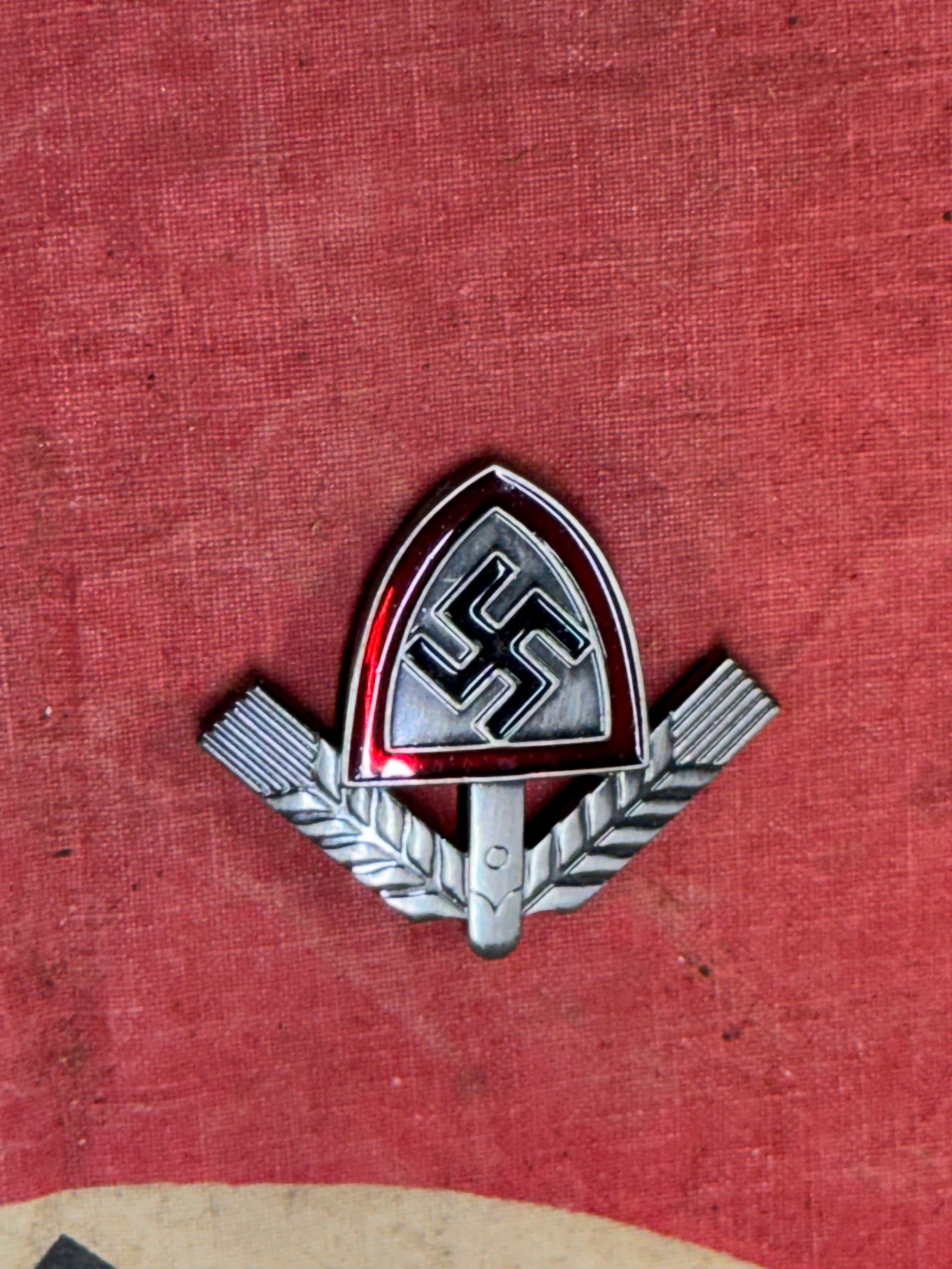 WW2 GERMAN RAD NATIONAL LABOUR CORP CAP BADGE BY B&N 40 GES. GESCH.: WW2 GERMAN RAD NATIONAL LABOUR CORP CAP BADGE BY B&N 40 GES. GESCH. RAD National Labour Corp Cap Badge, otherwise know as Reichsarbeitsdienst, manufactured in aluminum complete with prongs, stamped wi