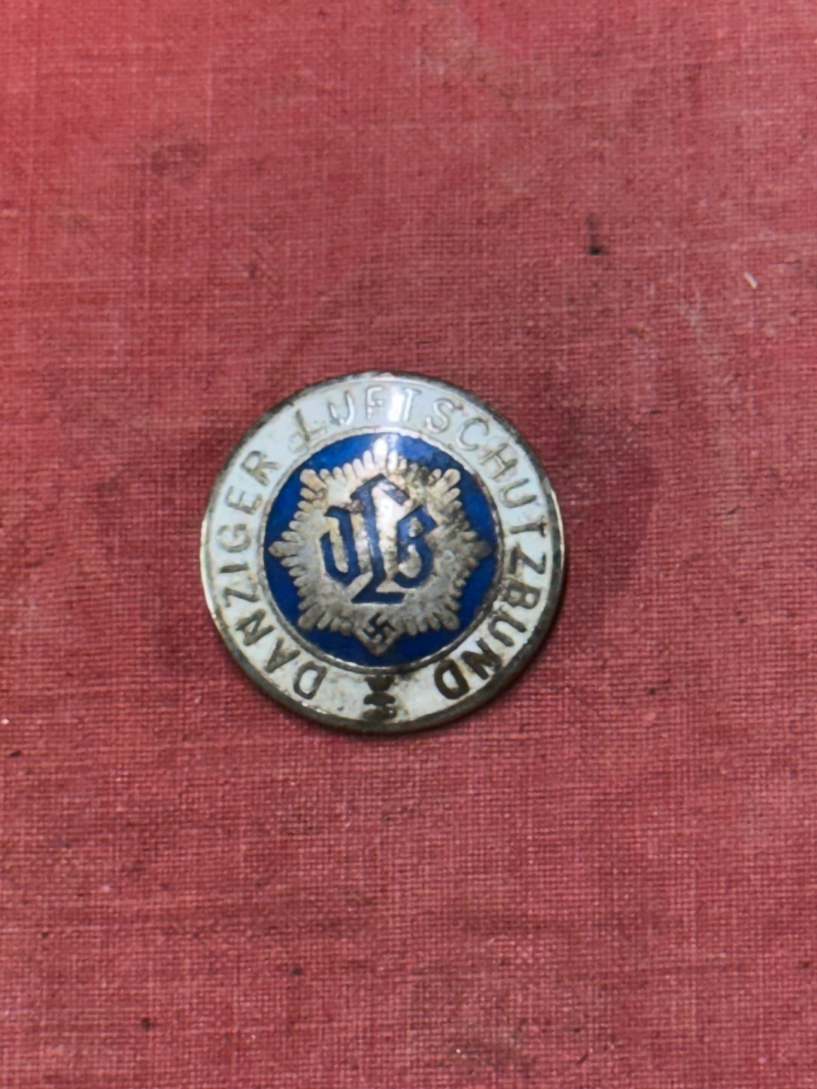 WWII GERMAN DANZIGER LUFTSCHUTZBUND PIN BY RZM M1/129: WWII GERMAN DANZIGER LUFTSCHUTZBUND PIN BY RZM M1/129. A SCARCE FIND. SHOWS GOOD WEAR AND USE WITH A BEAUTIFUL OVERALL PATINA.