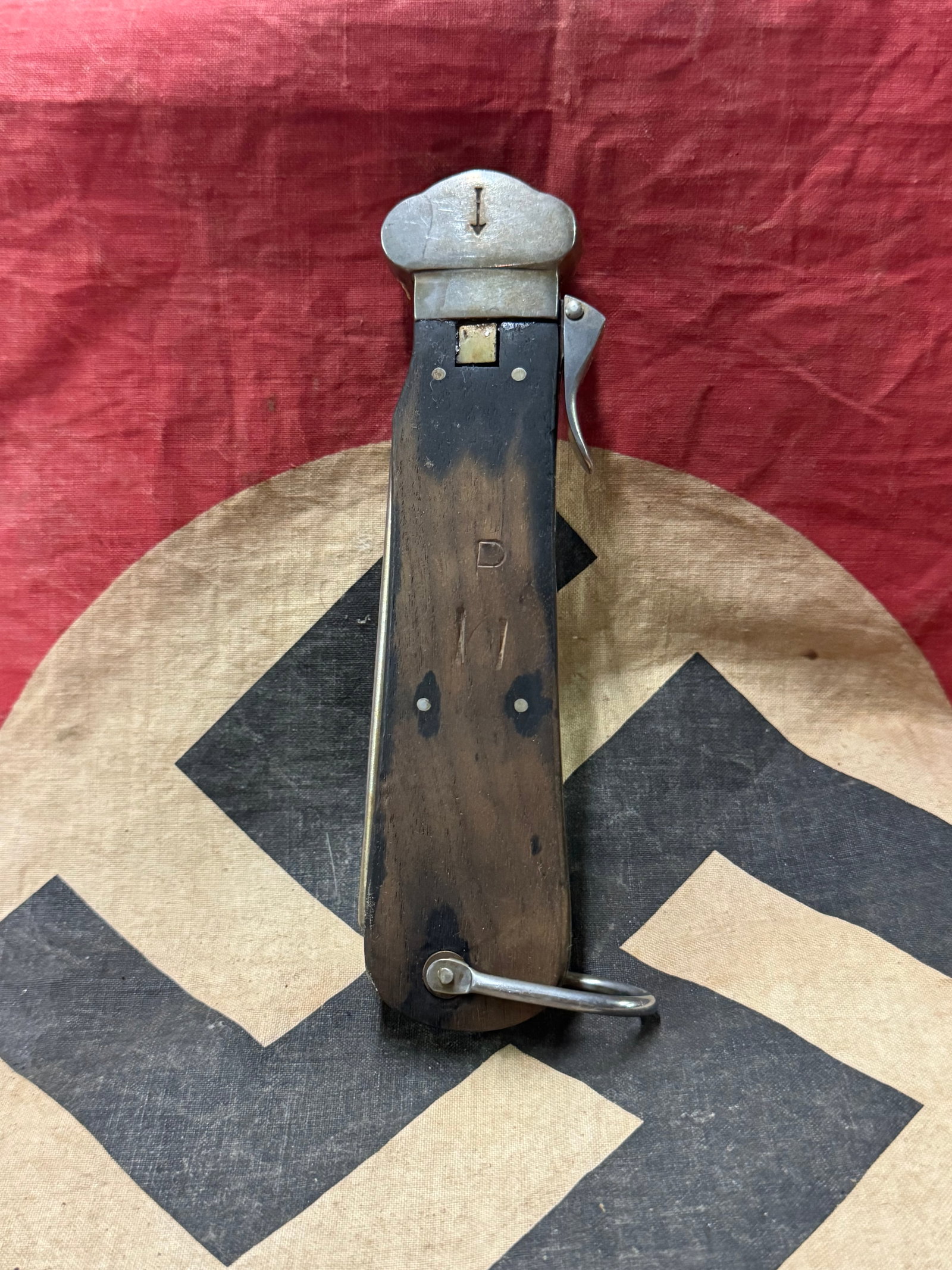 RARE WW2 GERMAN PARATROOPER GRAVITY KNIFE WITH SPIKE POMMEL: RARE WW2 GERMAN PARATROOPER GRAVITY KNIFE WITH SPIKE POMMEL - A VERY SCARCE FIND. SHOWS GOOD WEAR AND USE WITH A BEAUTIFUL OVERALL PATINA. THE ACTION WORKS AND BLADE OPENS AND CLOSES FREELY. PLEASE VI