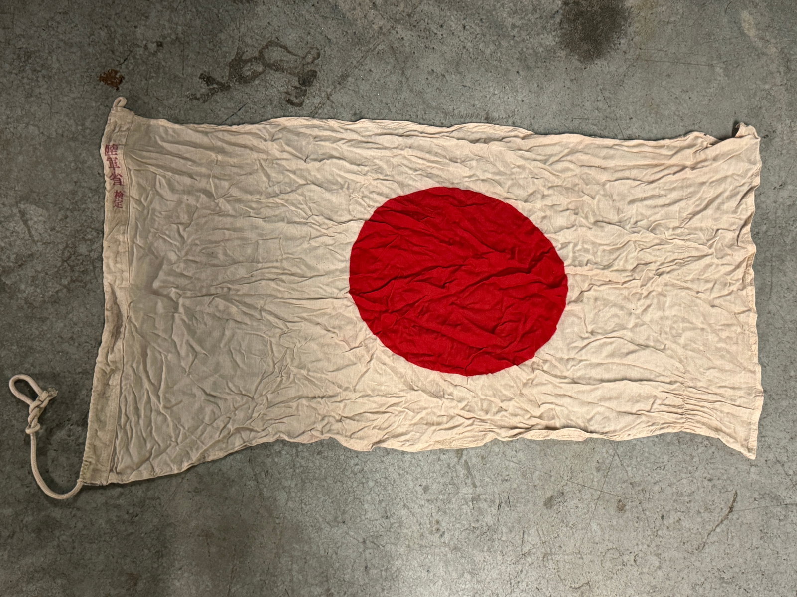RARE WW2 JAPANESE RISING SUN SIGNED FLAG: RARE WW2 JAPANESE RISING SUN SIGNED FLAG. . A VERY RARE FIND. IT IS IN MINT OVERALL SHAPE AND CONDITION WITH A BEAUTIFUL OVERALL PATINA. HAS A GREAT LOOK TO IT WITH AN EXCELLENT OVERALL EYE APPEAL. PL