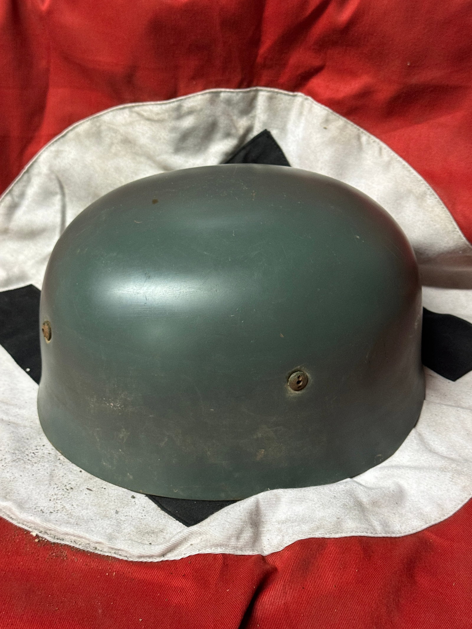 RARE WW2 GERMAN PARATROOPER PARACHUTE HELMET: RARE WW2 GERMAN PARATROOPER PARACHUTE HELMET. SHOWS GOOD WEAR AND USE WITH A BEAUTIFUL OVERALL PATINA. APPEARS TO BE WELL USED. PLEASE VIEW ALL DETAILED PICTURES. A SCARCE EXAMPLE.