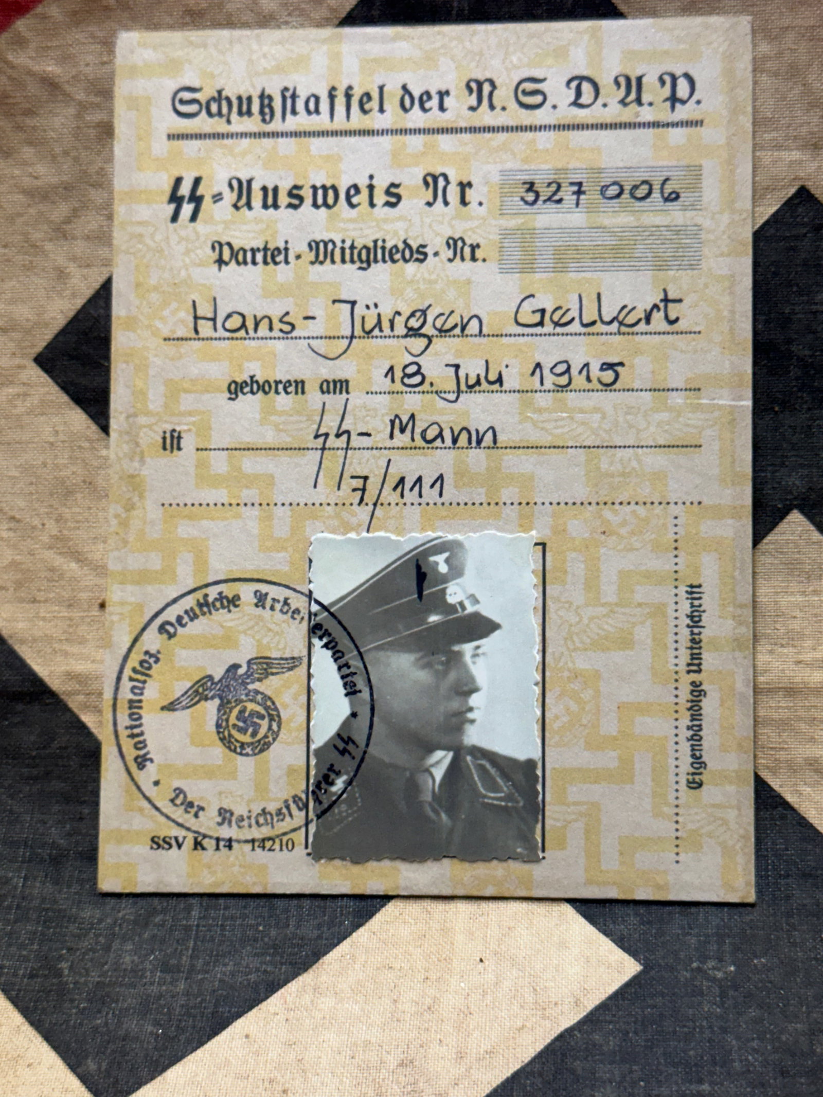 RARE WW2 GERMAN NSDAP MEMBER ID CARD WITH INSPECTION STAMP: RARE WW2 GERMAN NSDAP MEMBER ID CARD WITH INSPECTION STAMP. A SCARCE FIND. SHOWS GOOD WEAR AND USE WITH A BEAUTIFUL OVERALL PATINA. PLEASE VIEW ALL DETAILED PICTURES. A SCARCE FIND.