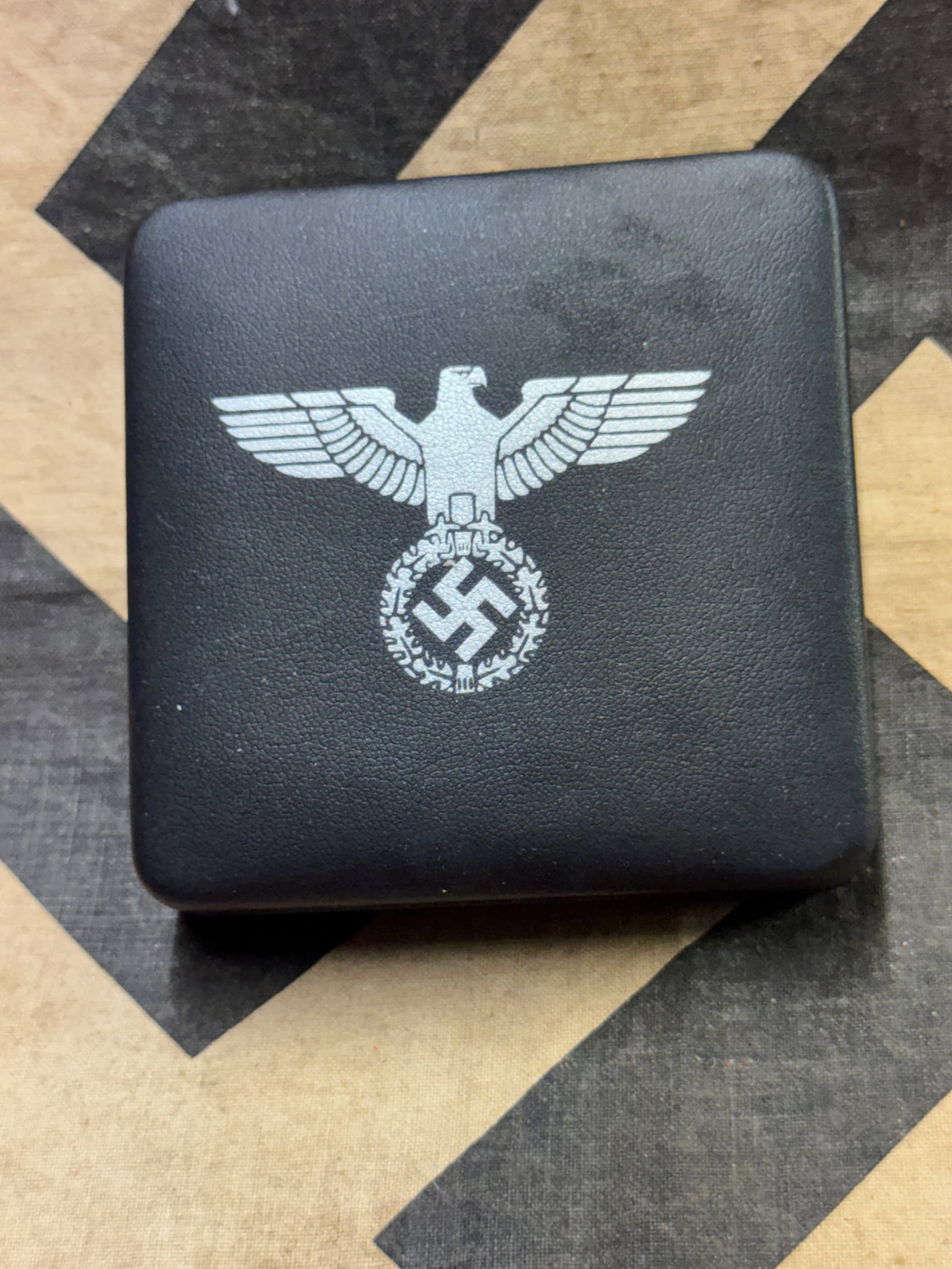 WW2 GRMAN 3RD REICH 18K GP COIN IN ORIG. BOX: WW2 GRMAN 3RD REICH 18K GP COIN IN ORIG. BOX. A RARE FIND. IN MINT OVERALL CONDITION. PLEASE VIEW ALL DETAILED PICTURES.