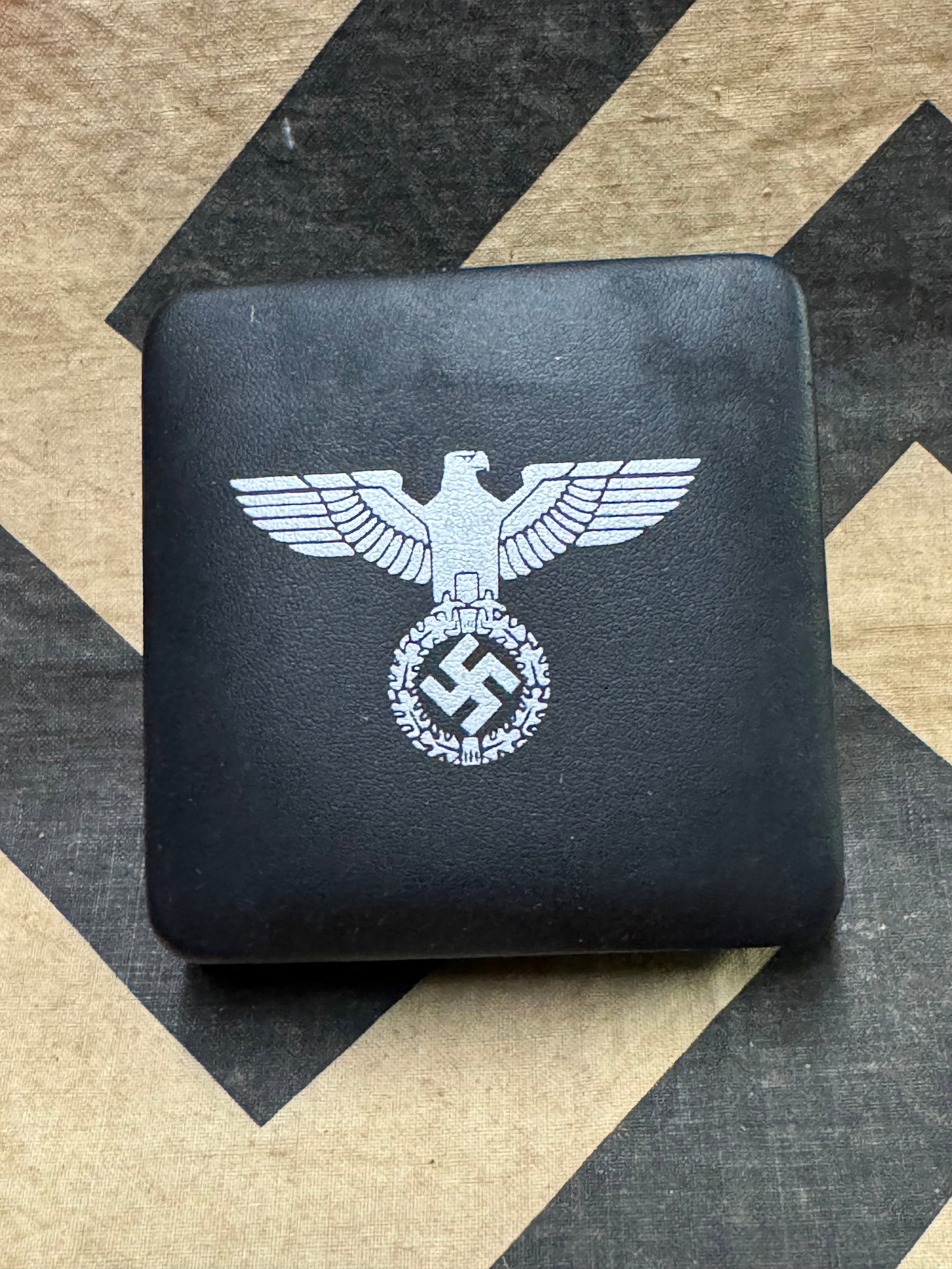 WW2 German Medal - Battle of Propoiszk, 1941: WW2 German Medal - Battle of Propoiszk, 1941. German soldier wearing Stahlhelm with eagle holding Swastika and collar of Wehrmacht uniform, facing left. Designer's initials, RK, below back of neck. Le