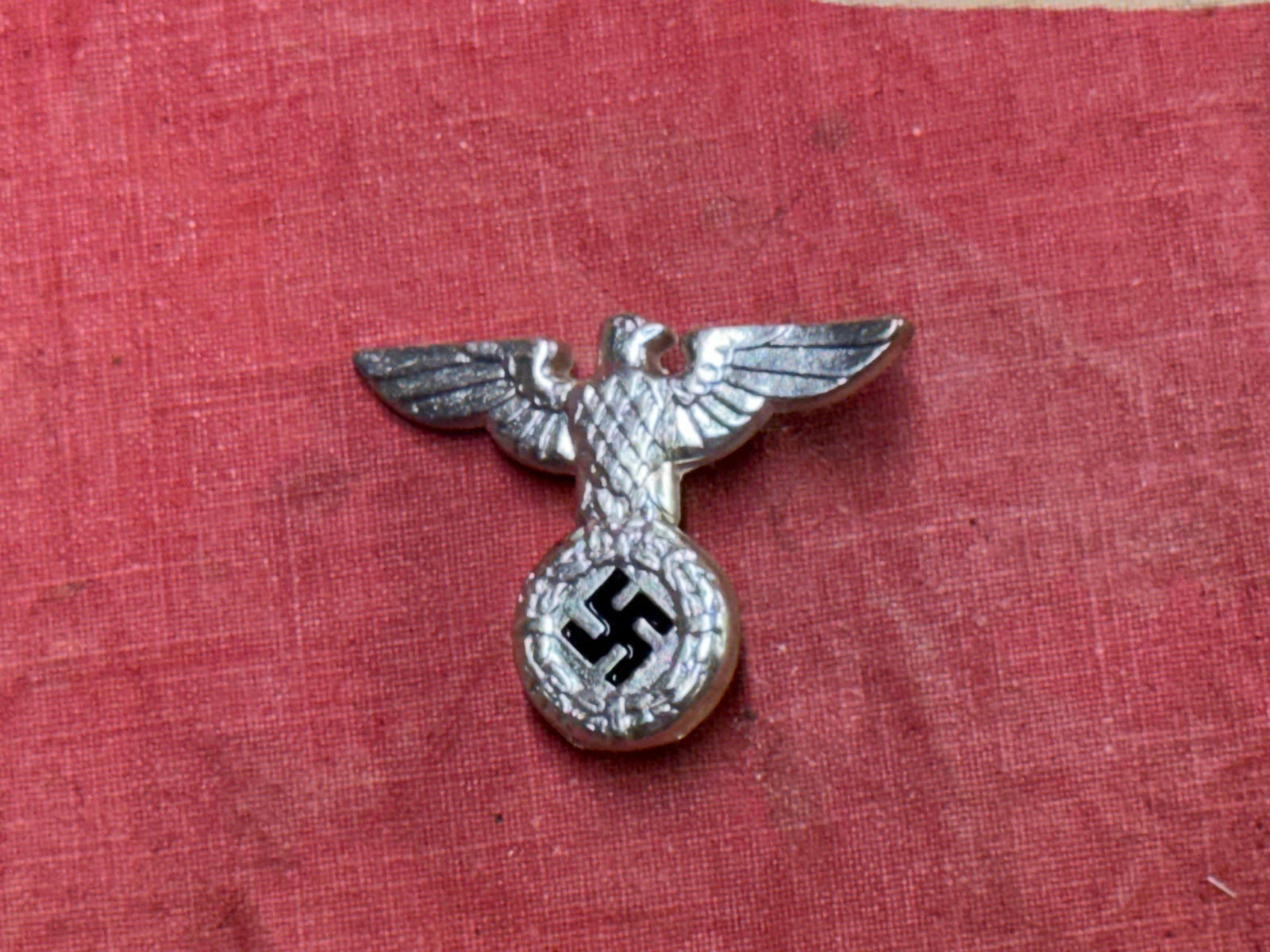 WW2 German Early SS Cap Eagle, silver: WW2 German Early SS Cap Eagle, silver. Die-struck in aluminum, our late style SS Cap Eagle and Skull set match perfectly, with great details and un-plated finish. Please view all detailed pictures. A 