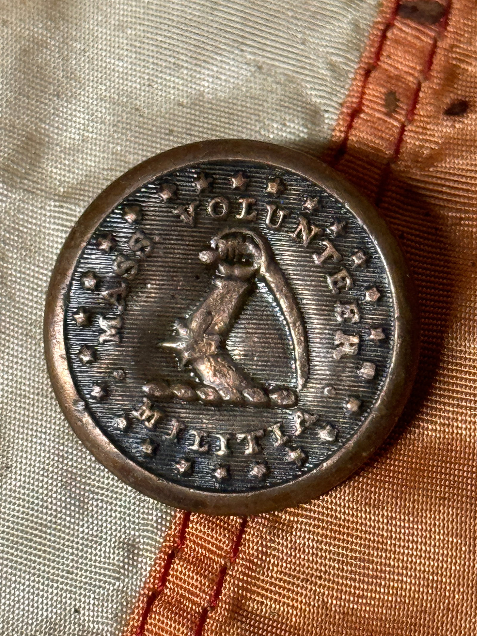 CIVIL WAR MASSACHUSETTS VOLUNTEER MILITIA BUTTON BY R&W ROBINSON RICH: CIVIL WAR MASSACHUSETTS VOLUNTEER MILITIA BUTTON BY R&W ROBINSON RICH. A VERY RARE FIND. SHOWS GOOD WEAR AND USE WITH A BEAUTIFUL OVERALL PATINA. HAS A GREAT LOOK TO IT WITH AN EXCELLENT OVERALL EYE A