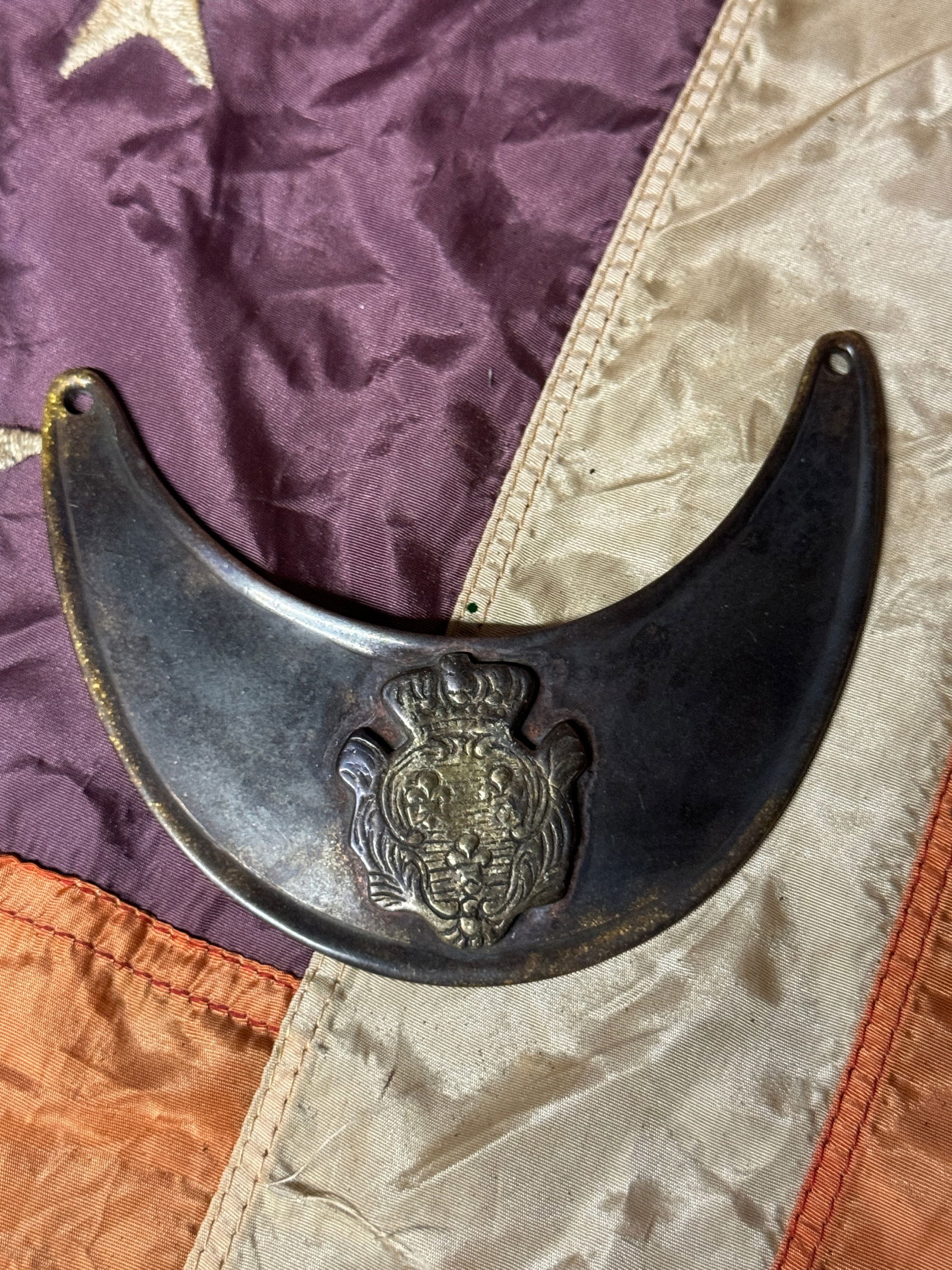 ULTRA RARE REVOLUTIONARY WAR OFFICER GORGET: ULTRA RARE REVOLUTIONARY WAR OFFICER GORGET. A VERY RARE FIND. SHOWS GOOD WEAR AND USE WITH A BEAUTIFUL OVERALL PATINA. PLEASE VIEW ALL DETAILED PICTURES. A RARE FIND.