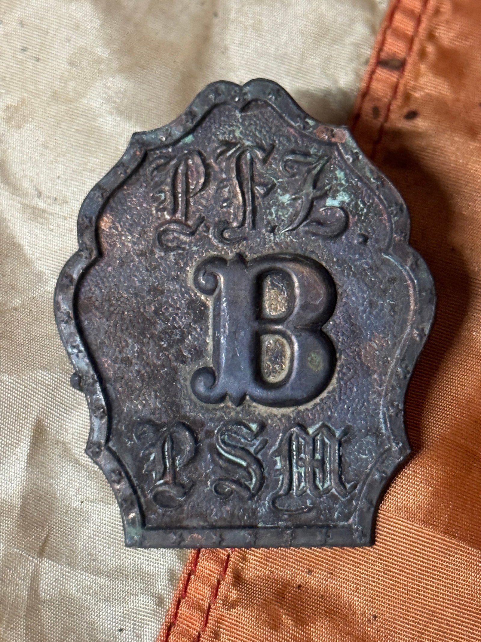 CIVIL WAR PENNSYLVANIA FIRE ZOUAVES HEADGEAR BADGE INSIGNIA: CIVIL WAR PENNSYLVANIA FIRE ZOUAVES HEADGEAR BADGE INSIGNIA. A VERY RARE FIND. SHOWS GOOD WEAR AND USE WITH A BEAUTIFUL OVERALL PATINA. HAS A GREAT LOOK TO IT WITH AN EXCELLENT OVERALL EYE APPEAL. PLE
