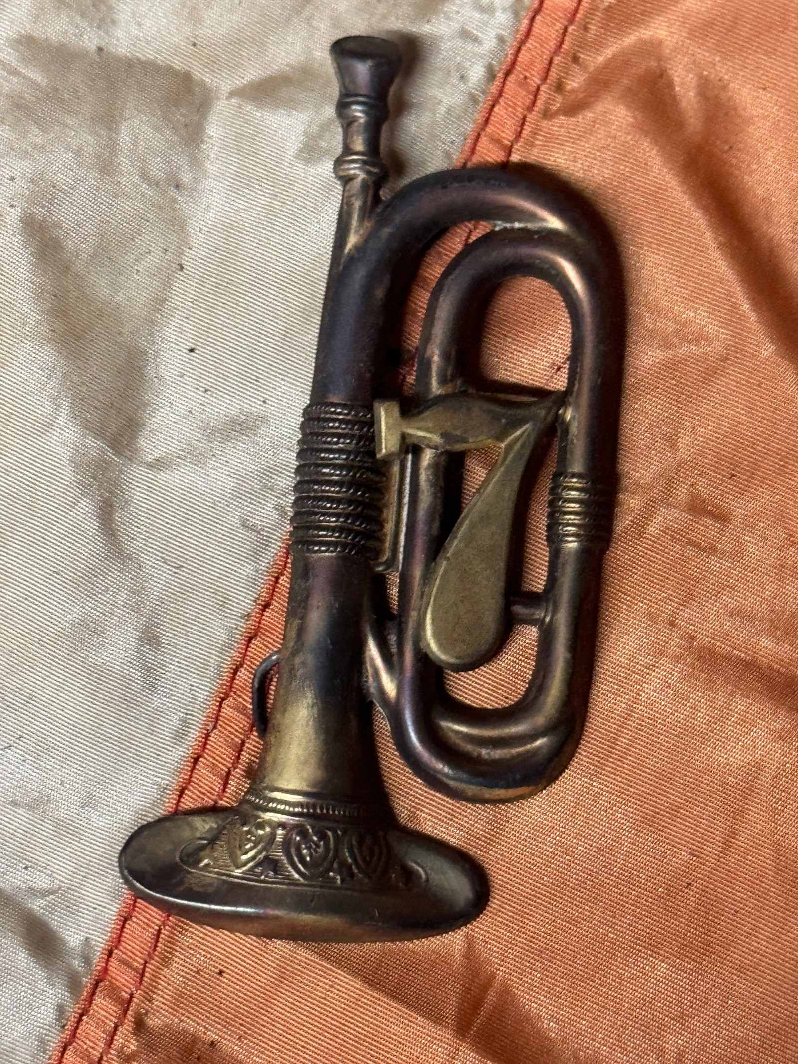 CIVIL WAR 7TH CORPS SHARP-SHOOTER SNIPER HEADGEAR BADGE INSIGNIA: CIVIL WAR 7TH CORPS SHARP-SHOOTER SNIPER HEADGEAR BADGE INSIGNIA. A VERY RARE FIND. SHOWS GOOD WEAR AND USE WITH A BEAUTIFUL OVERALL PATINA. HAS A GREAT LOOK TO IT WITH AN EXCELLENT OVERALL EYE APPEAL