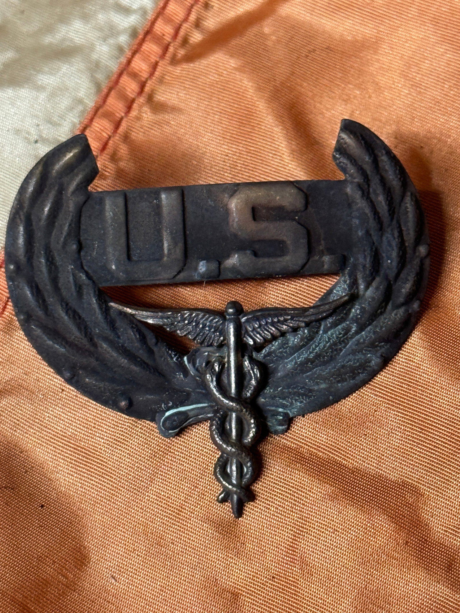 CIVIL WAR MEDICAL OFFICER IN U.S. UNION CORPS HEADGEAR BADGE INSIGNIA: CIVIL WAR MEDICAL OFFICER IN U.S. UNION CORPS HEADGEAR BADGE INSIGNIA. A VERY RARE FIND. SHOWS GOOD WEAR AND USE WITH A BEAUTIFUL OVERALL PATINA. HAS A GREAT LOOK TO IT WITH AN EXCELLENT OVERALL EYE A