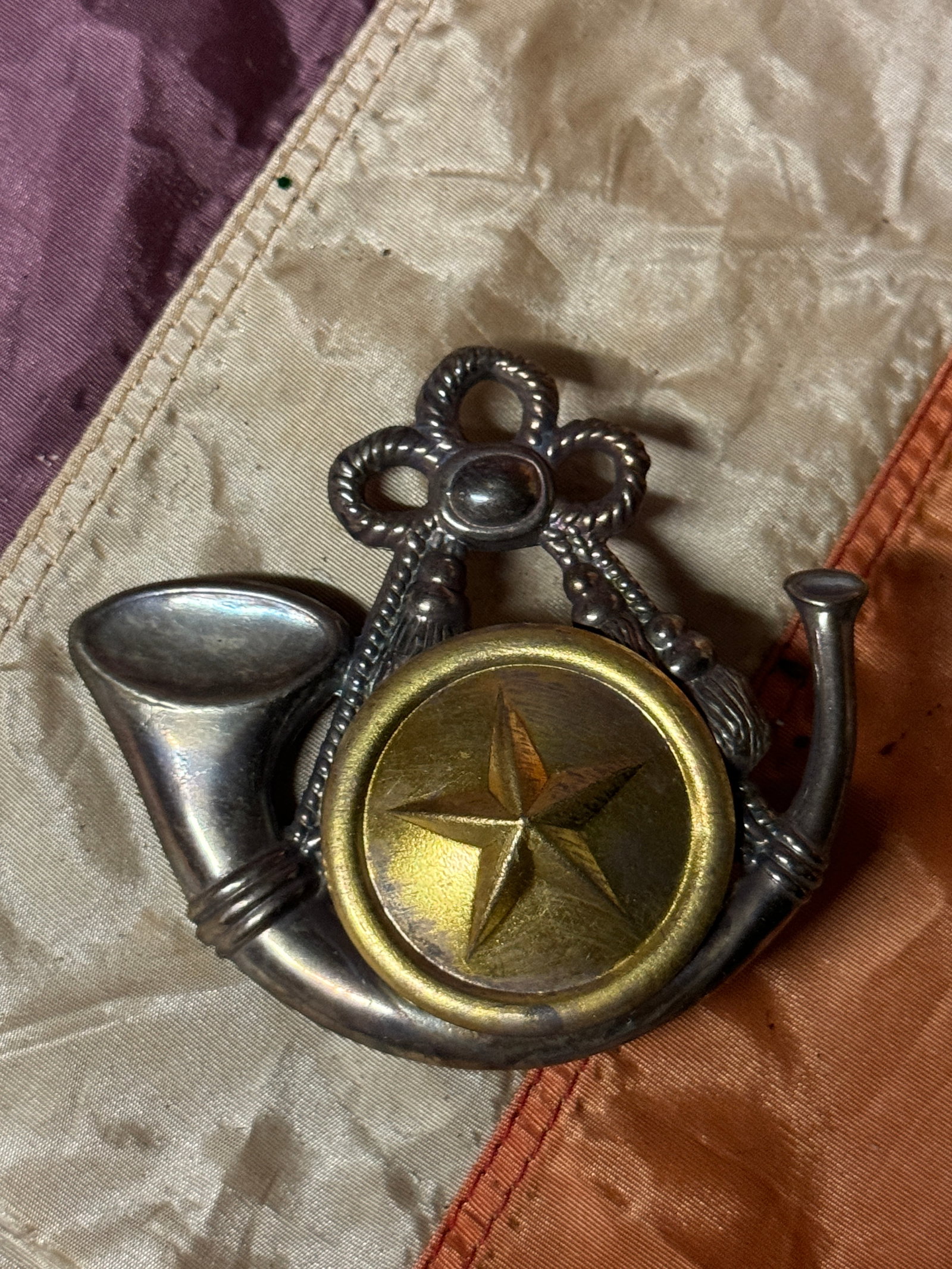 PRE CIVIL WAR TEXAS INFANTRY HORN BADGE INSIGNIA: PRE CIVIL WAR TEXAS INFANTRY HORN BADGE INSIGNIA. A VERY RARE FIND. SHOWS GOOD WEAR AND USE WITH A BEAUTIFUL OVERALL PATINA. HAS A GREAT LOOK TO IT WITH AN EXCELLENT OVERALL EYE APPEAL. PLEASE VIEW AL