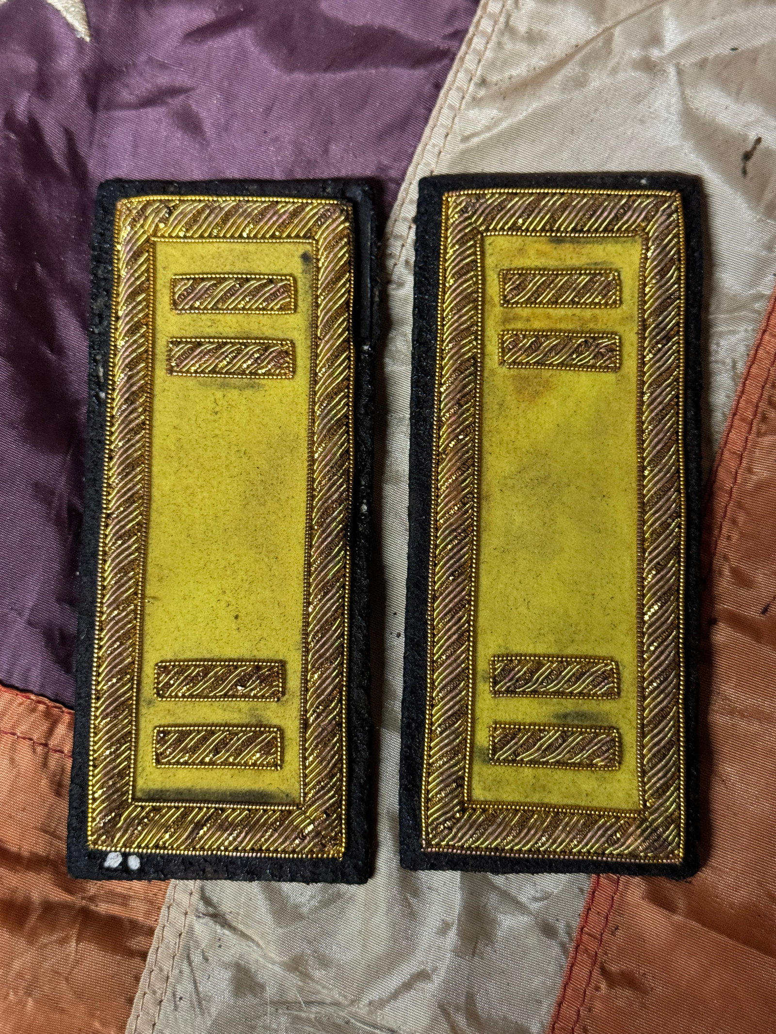 CIVIL WAR UNION ARMY CAVALRY CAPTAIN PAIR OF SHOULDER BOARDS STRAPS: CIVIL WAR UNION ARMY CAVALRY CAPTAIN PAIR OF SHOULDER BOARDS STRAPS. A VERY RARE FIND. SHOWS GOOD WEAR AND USE WITH A BEAUTIFUL OVERALL PATINA. HAS A GREAT LOOK TO IT WITH AN EXCELLENT OVERALL EYE APP