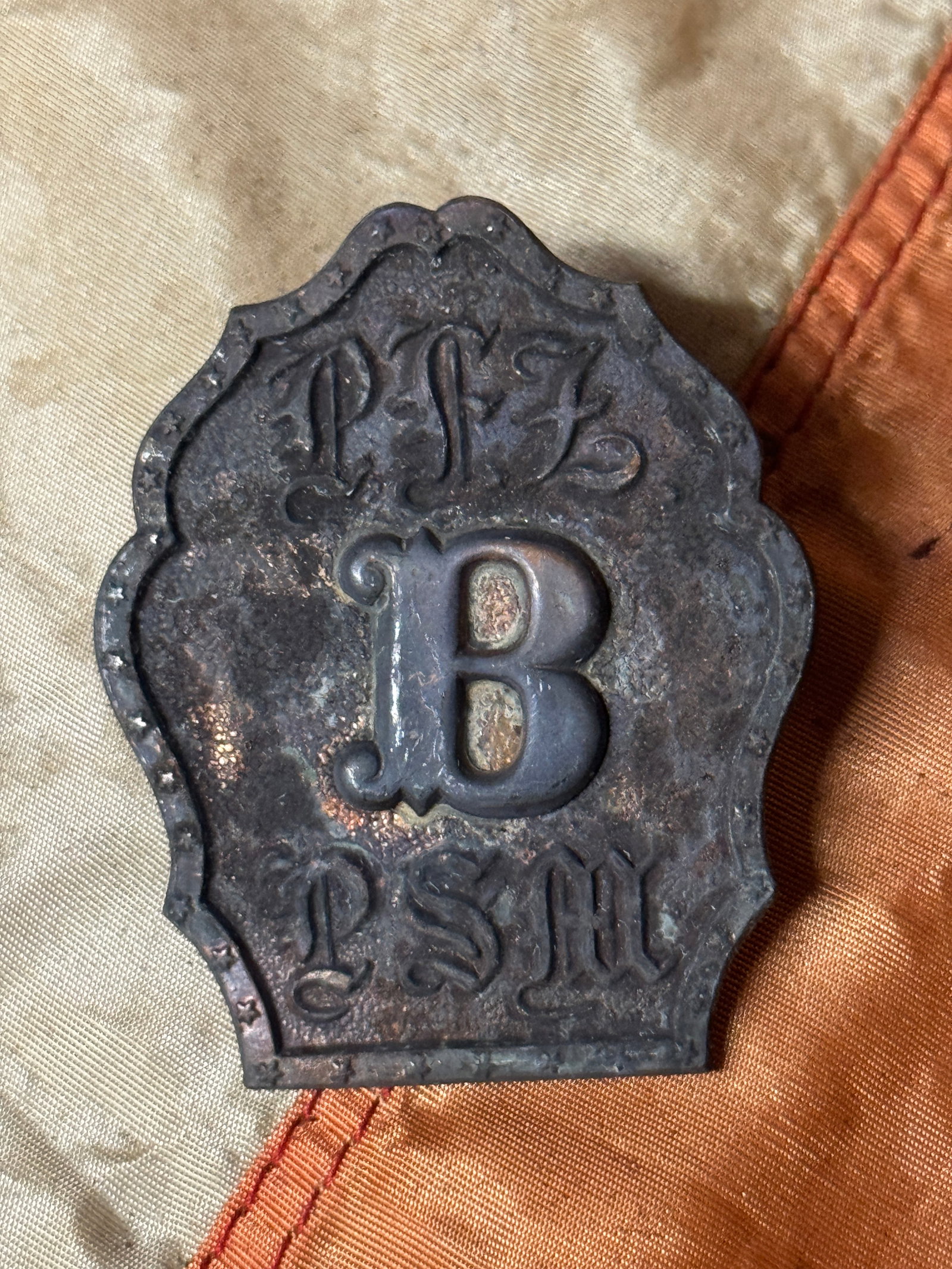 RARE CIVIL WAR PENNSYLVANIA FIRE ZOUAVES DIVISION B HEADGEAR BADGE INSIGNIA: RARE CIVIL WAR PENNSYLVANIA FIRE ZOUAVES DIVISION B HEADGEAR BADGE INSIGNIA. A VERY RARE FIND. SHOWS GOOD WEAR AND USE WITH A BEAUTIFUL OVERALL PATINA. HAS A GREAT LOOK TO IT WITH AN EXCELLENT OVERALL