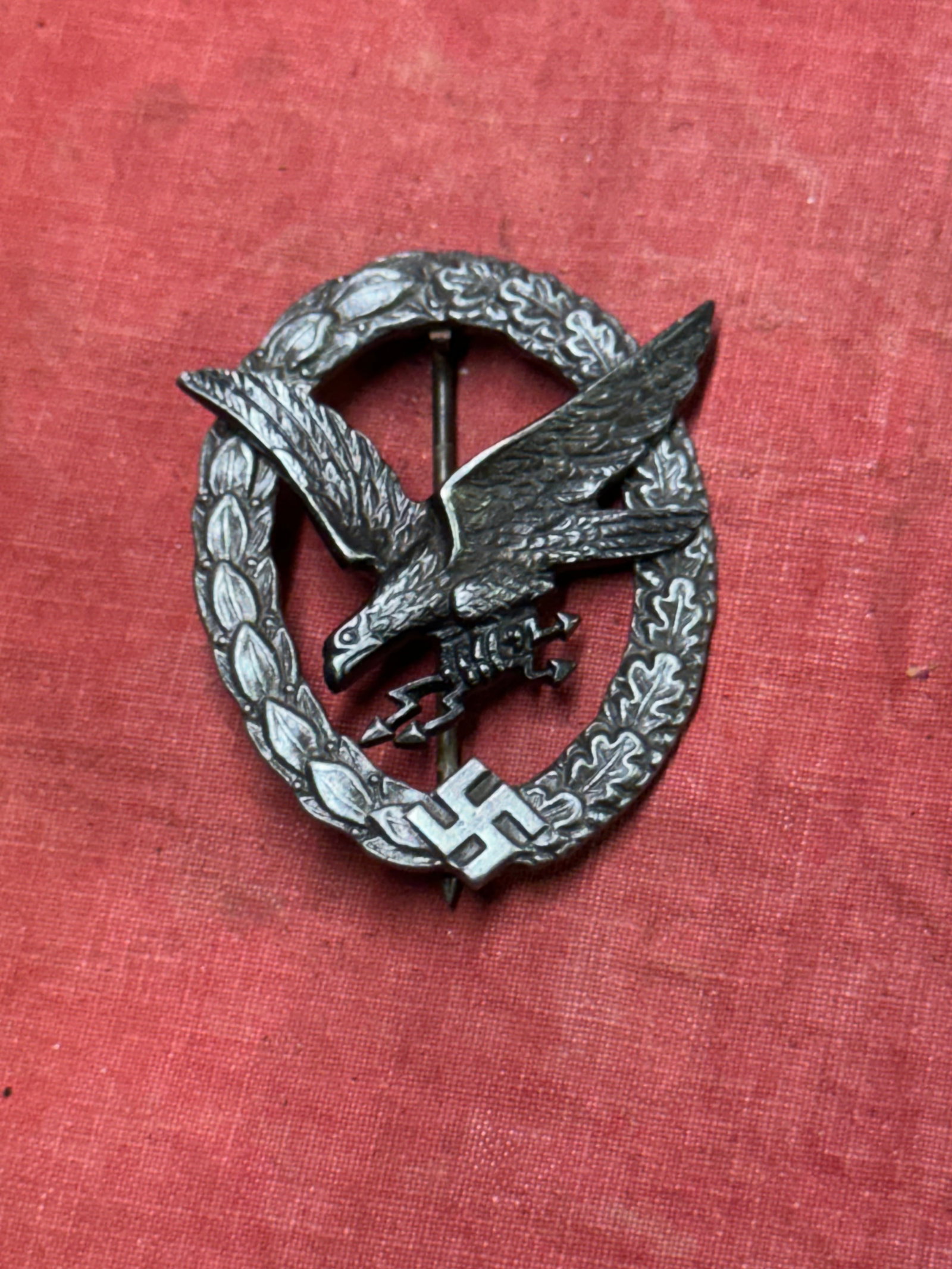 WW2 GERMAN LUFTWAFFE AIR GUNNER & FLIGHT ENGINEERS BADGE - UNMARKED: WW2 GERMAN LUFTWAFFE AIR GUNNER & FLIGHT ENGINEERS BADGE - UNMARKED. An early Luftwaffe Radio Operators and Air Gunner badge (Luftwaffen-Funker und Luftgewehrschützen-Abzeichen), two-piece constructi