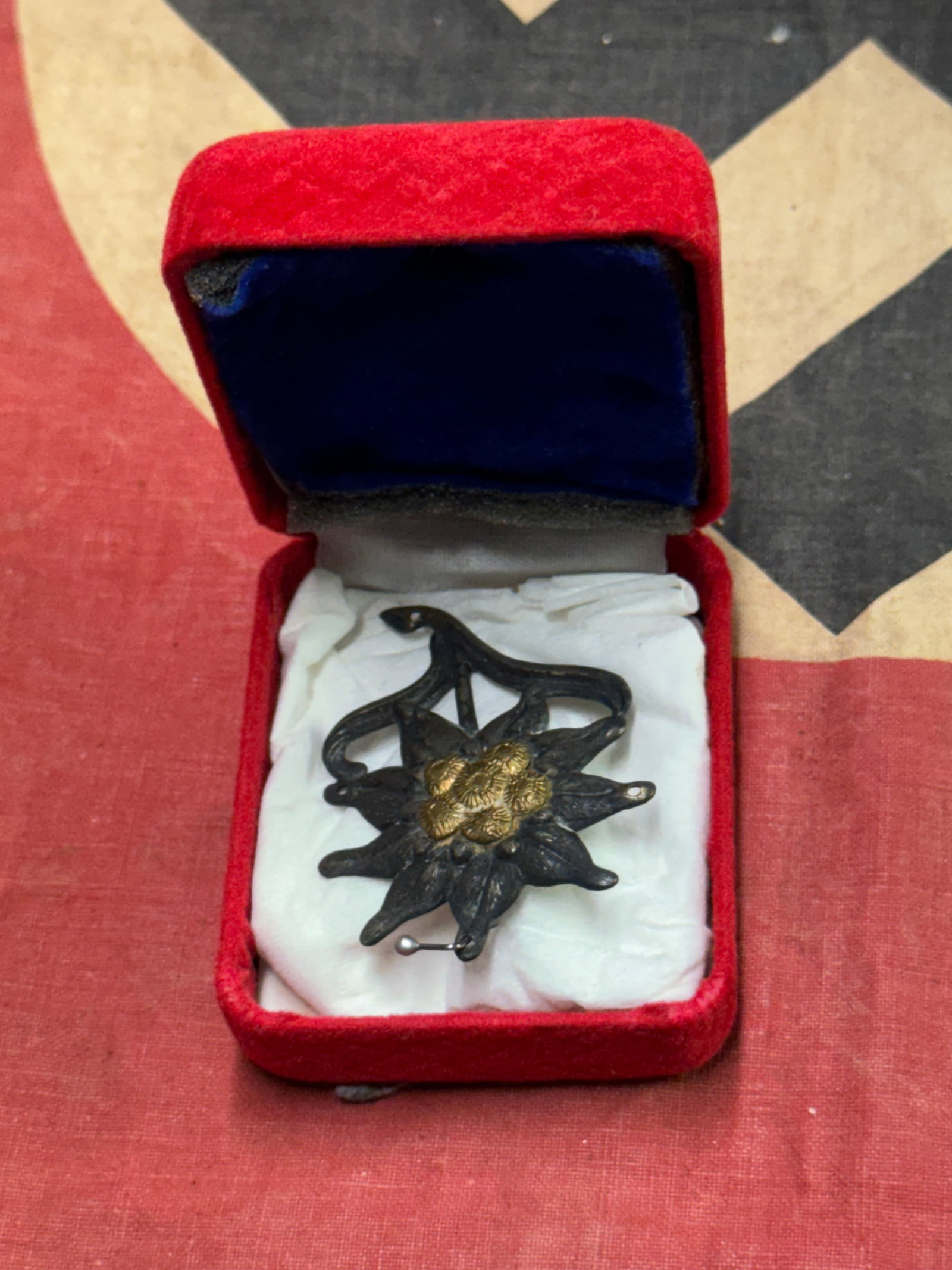 RARE WW2 GERMAN MOUNTAIN TROOPS HEADGEAR BADGE INSIGNIA: RARE WW2 GERMAN MOUNTAIN TROOPS HEADGEAR BADGE INSIGNIA. A RARE FIND. SHOWS GOOD WEAR AND USE. A RARE EXAMPLE.