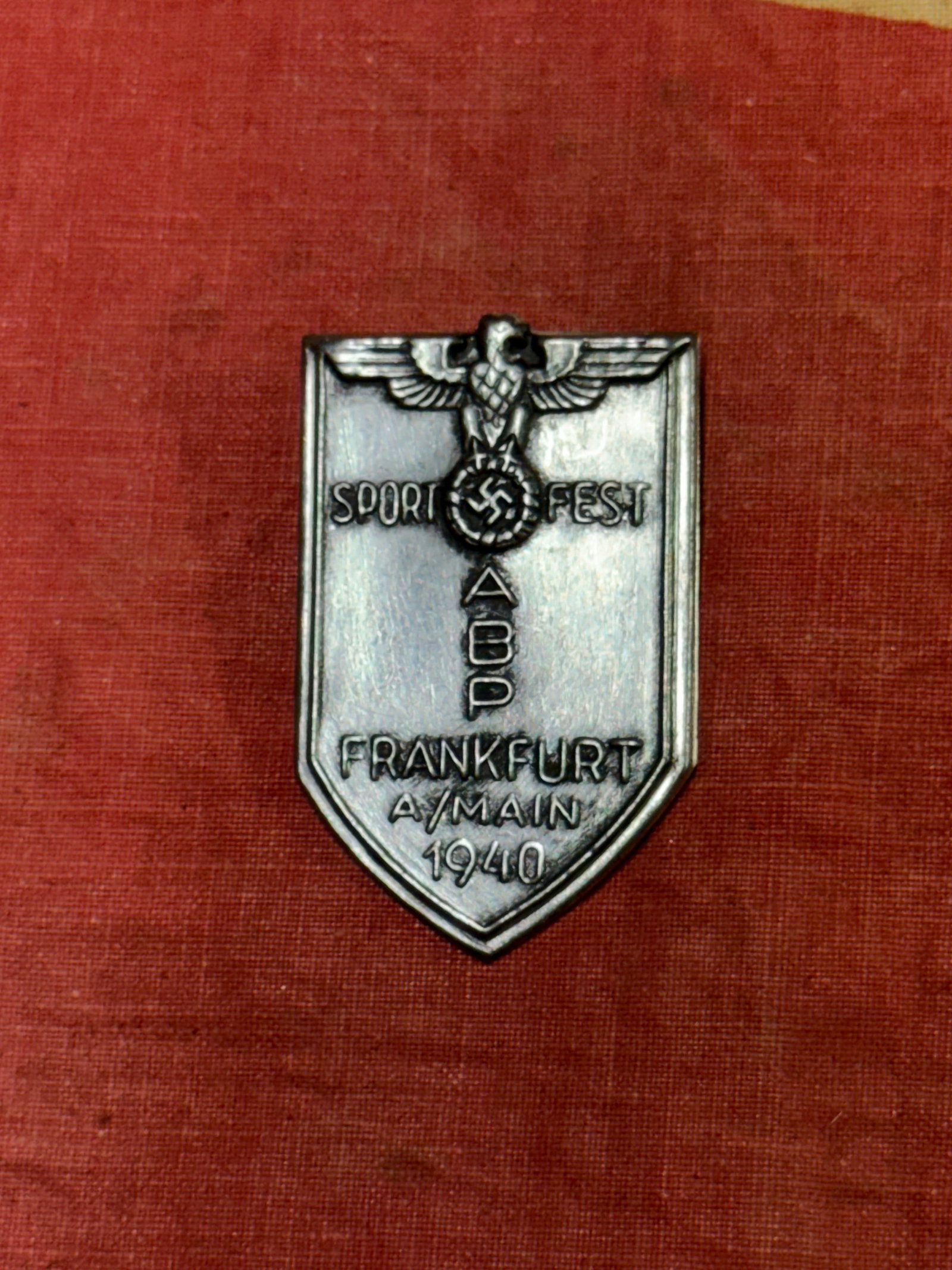 WW2 GERMAN SPORT FEST FRANKFURT A/MAIN 1940 TINNIE BADGE: WW2 GERMAN SPORT FEST FRANKFURT A/MAIN 1940 TINNIE BADGE. A RARE EXAMPLE. SHOWS GOOD WEAR AND USE WITH A BEAUTIFUL OVERALL PATINA. PLEASE VIEW ALL DETAILED PICTURES. A SCARCE EXAMPLE.