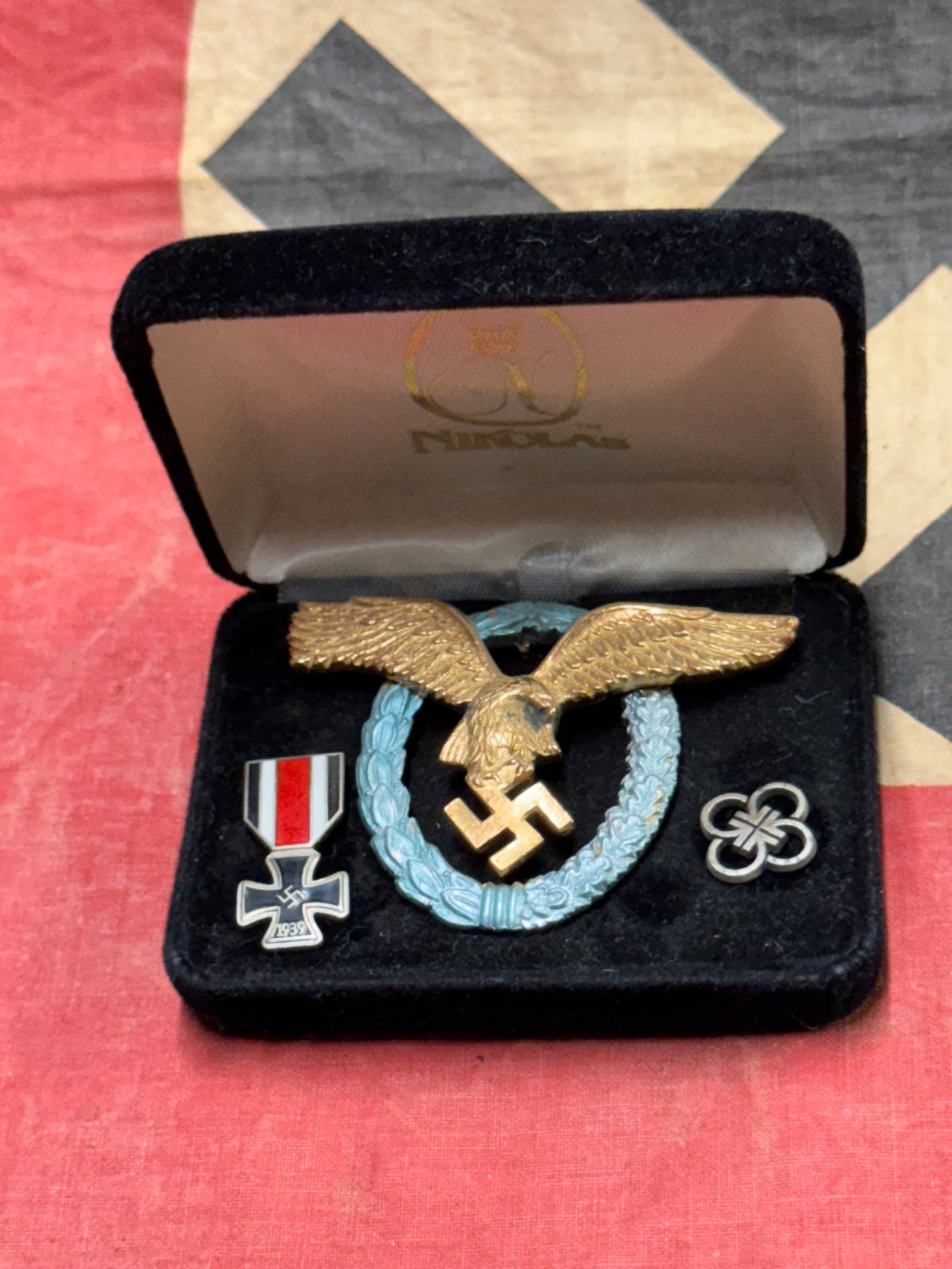 RARE WW2 GERMAN LUFTWAFFE PILOTS BADGE WITH PINS IN ORIG. BOX SET: RARE WW2 GERMAN LUFTWAFFE PILOTS BADGE WITH PINS IN ORIG. BOX SET. A SCARCE FIND. SHOWS GOOD WEAR AND USE WITH A BEAUTIFUL OVERALL PATINA. PLEASE VIEW ALL DETAILED PICTURES. A VERY SCARCE EXAMPLE.